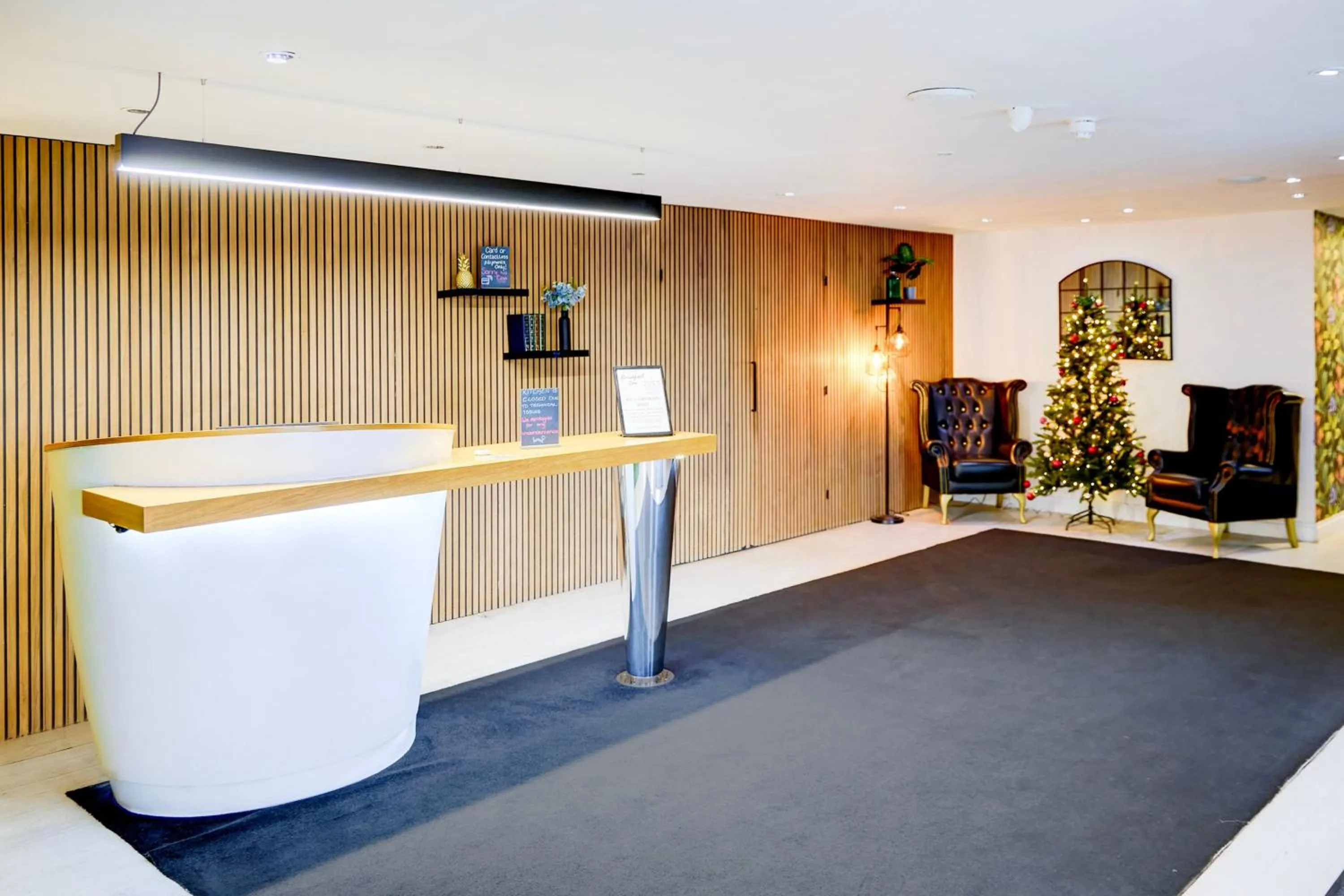 Lobby or reception in Warwickshire Park Hotel Kenilworth by Belvilla