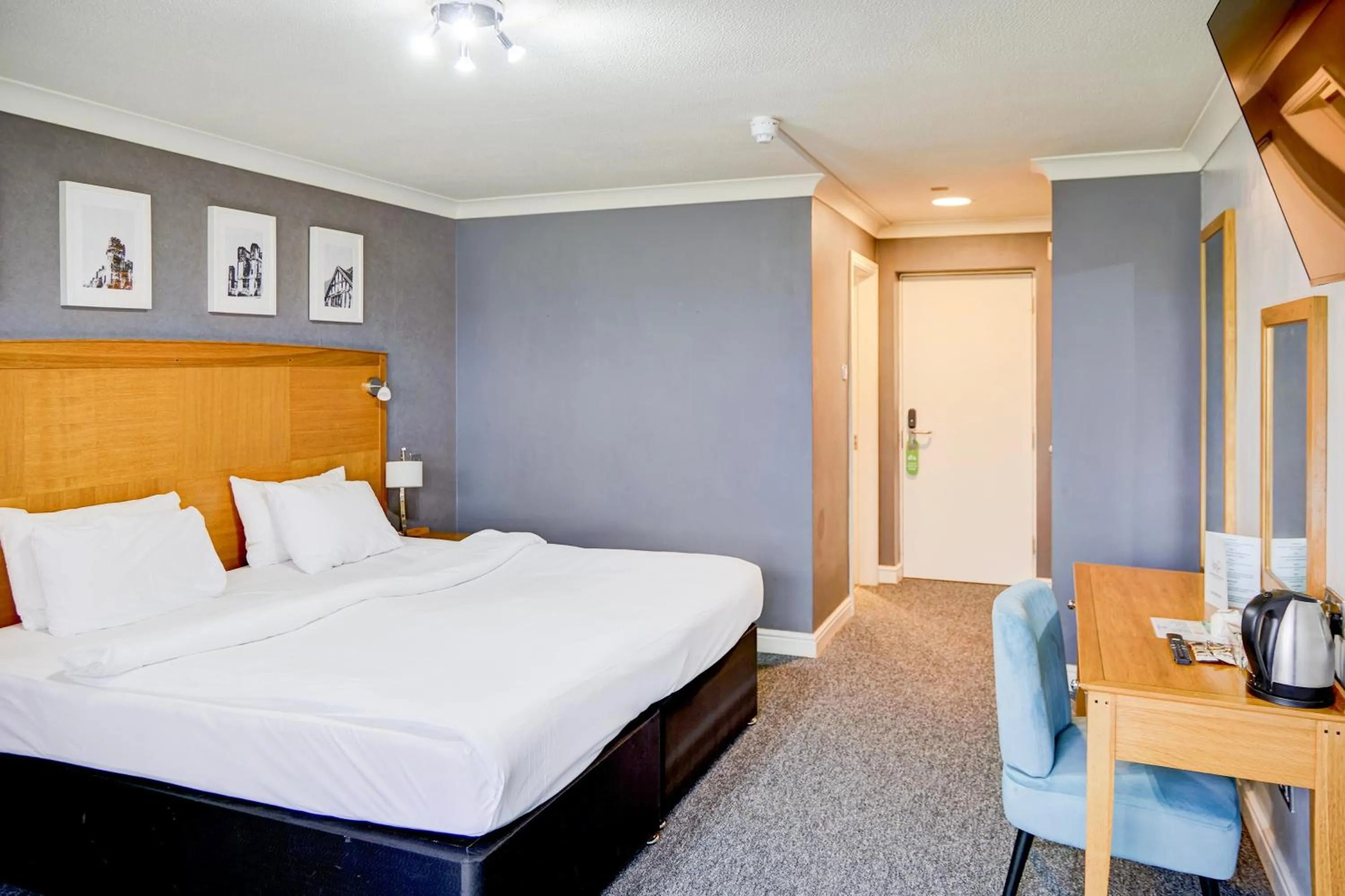 Bedroom, Bed in Warwickshire Park Hotel Kenilworth by Belvilla