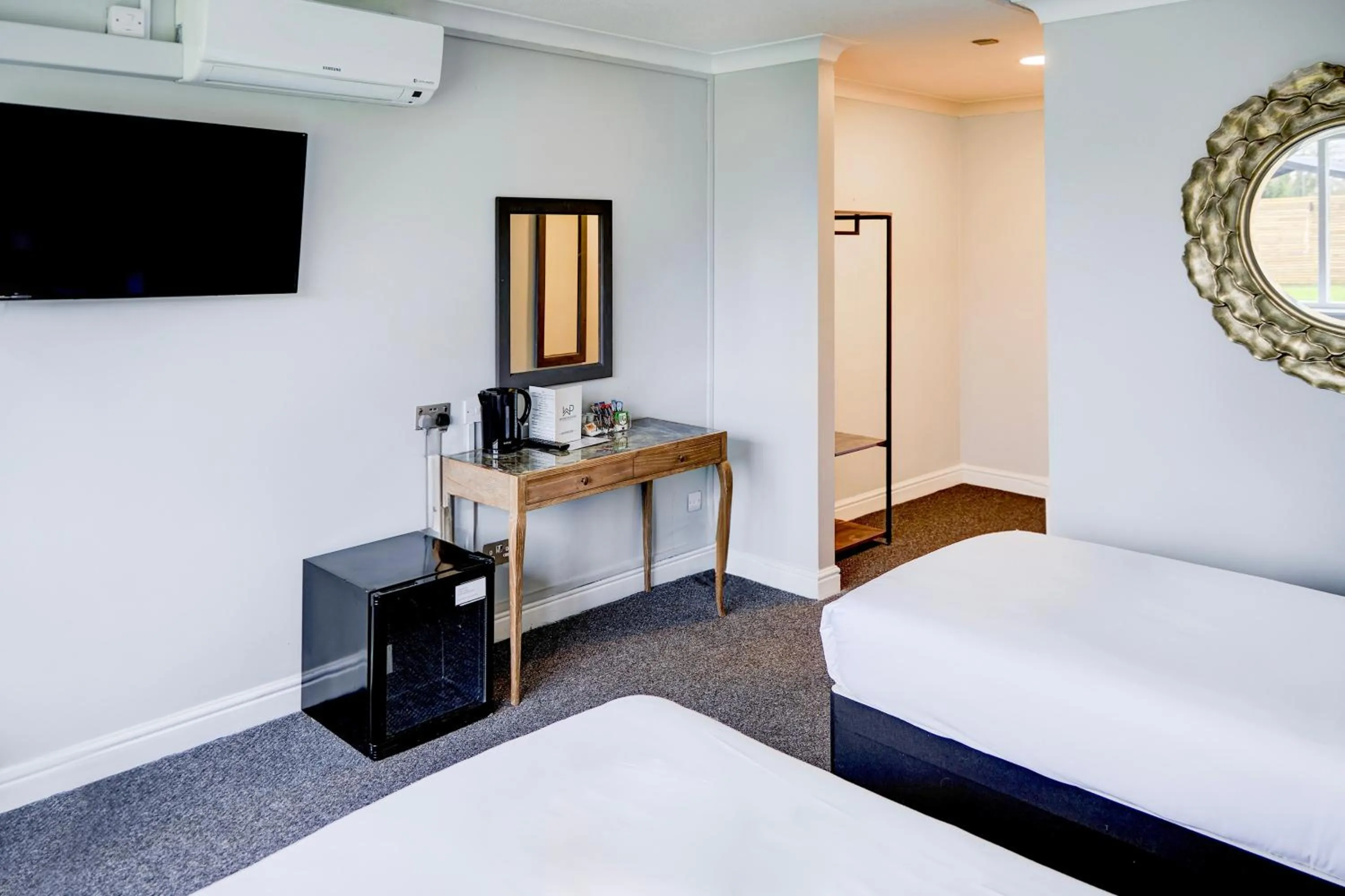 Bedroom, Bed in Warwickshire Park Hotel Kenilworth by Belvilla