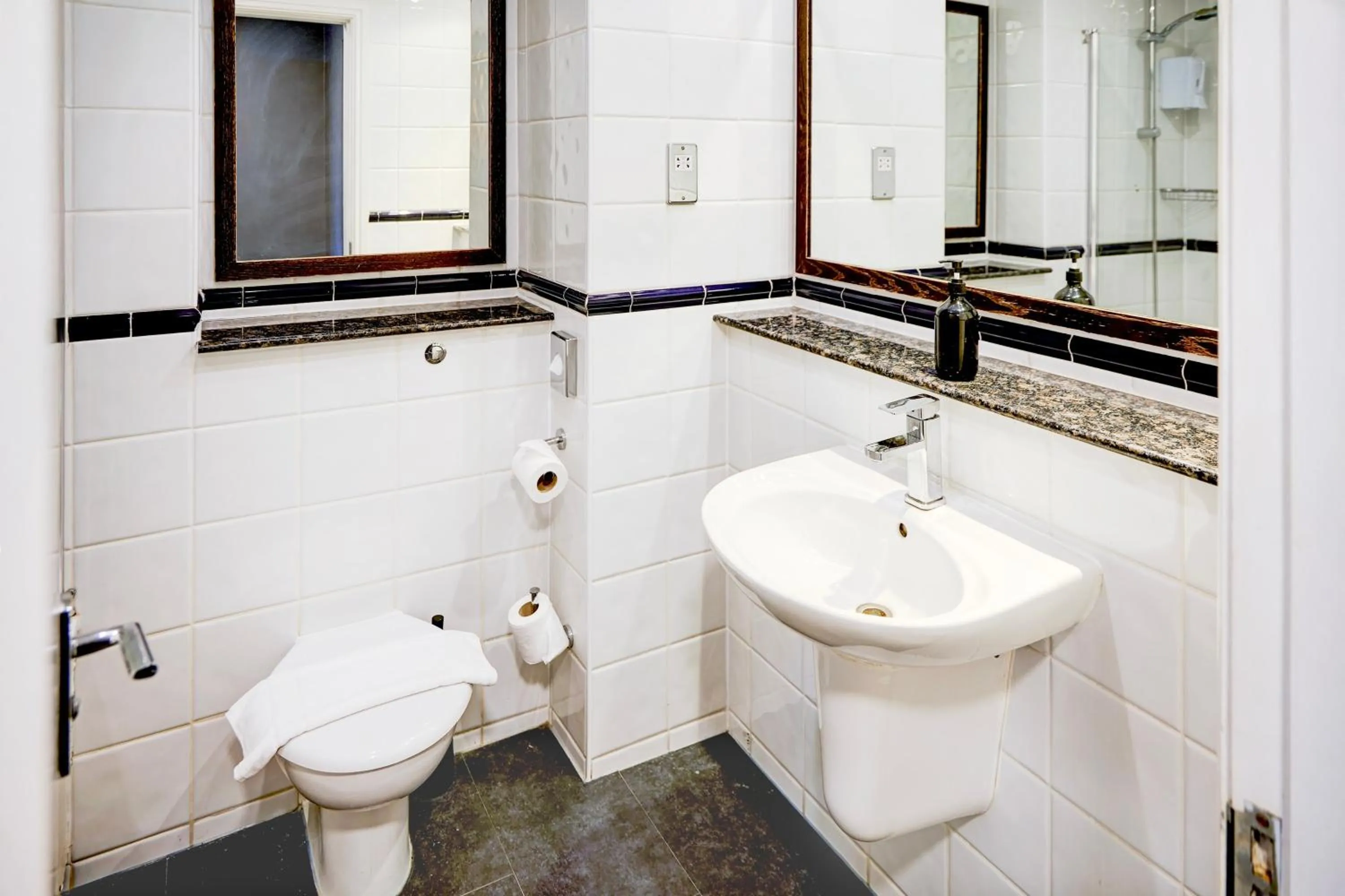 Bathroom in Warwickshire Park Hotel Kenilworth by Belvilla