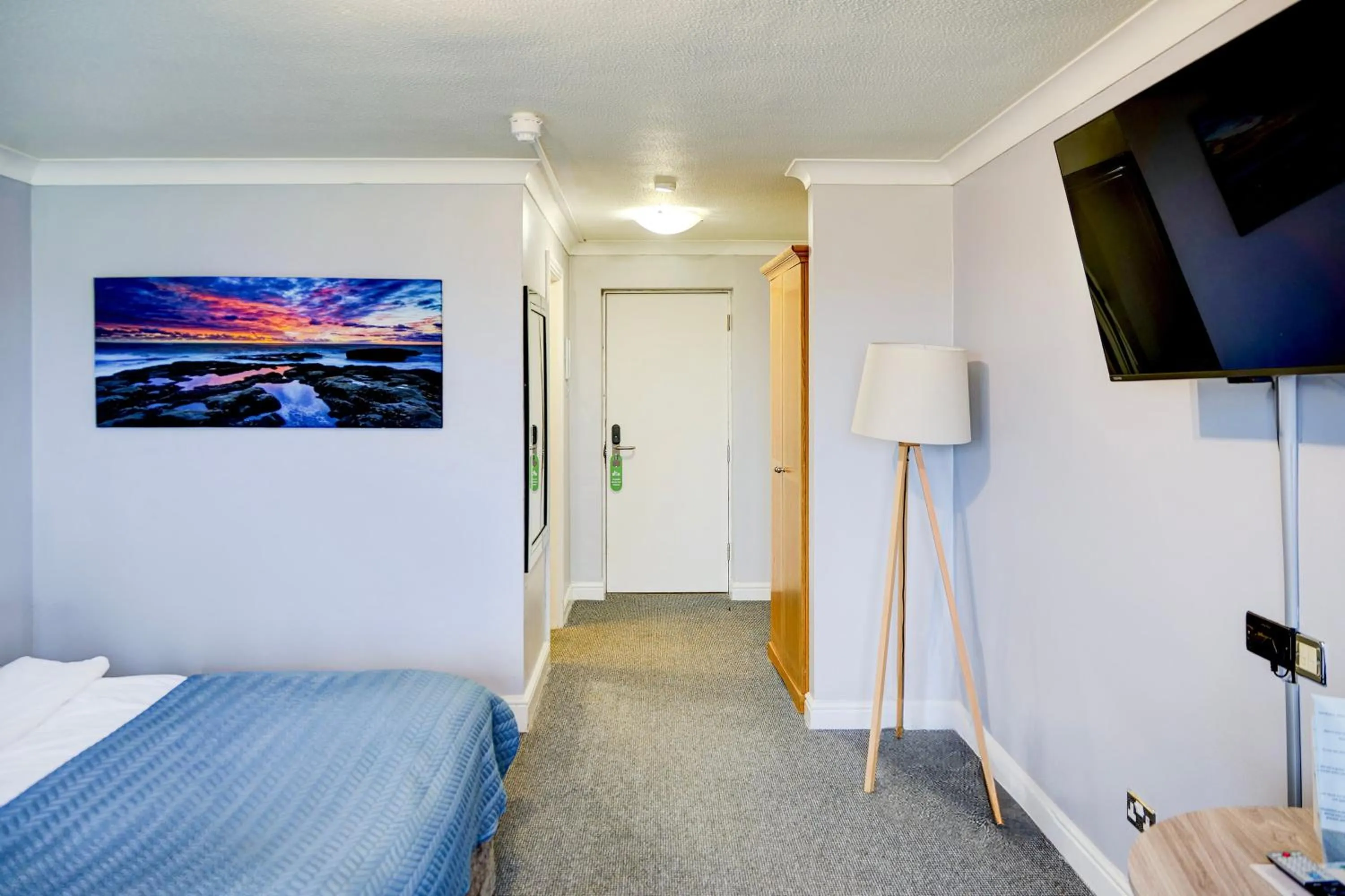 Bedroom, Bed in Warwickshire Park Hotel Kenilworth by Belvilla