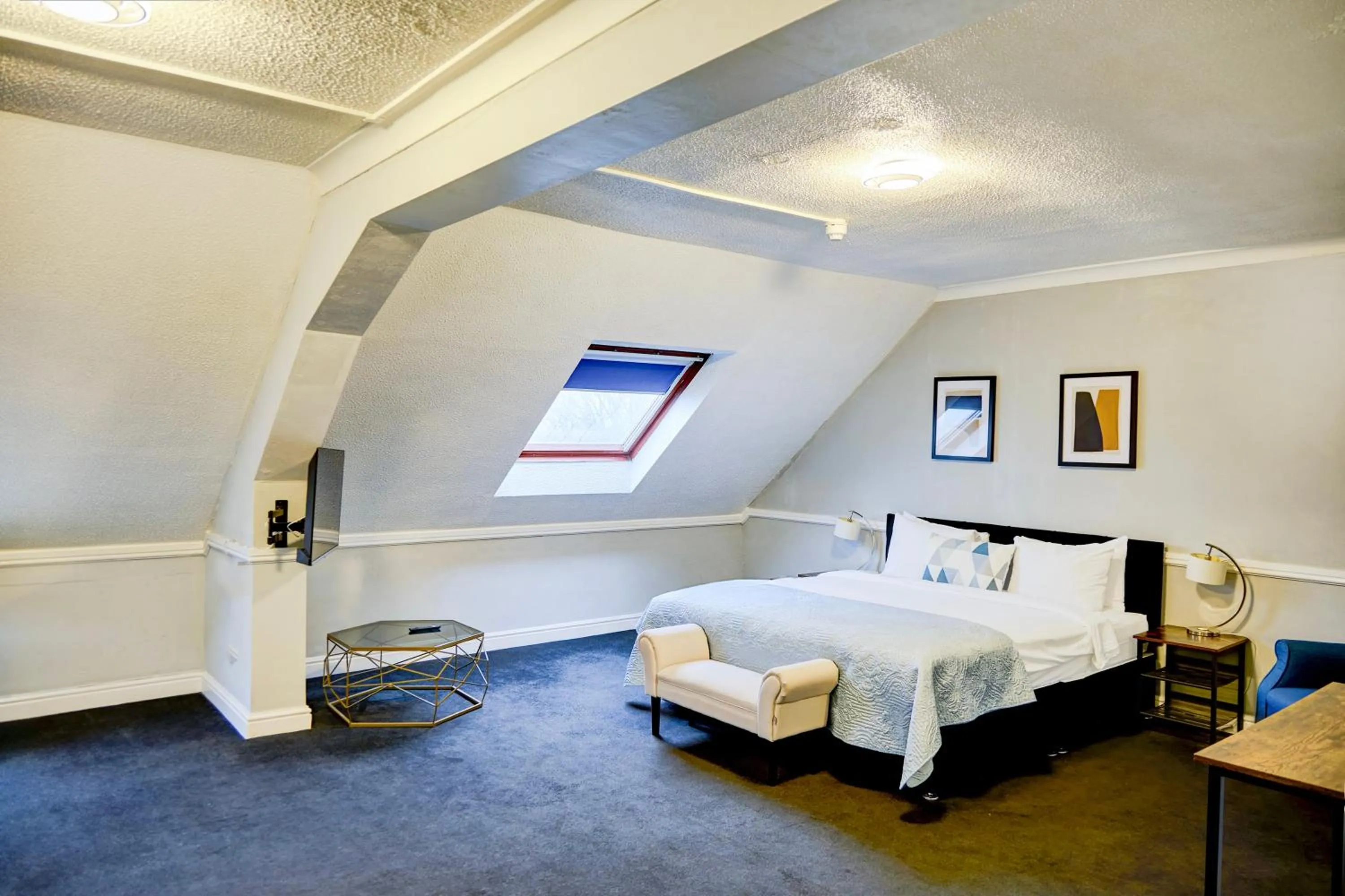 Bedroom, Bed in Warwickshire Park Hotel Kenilworth by Belvilla