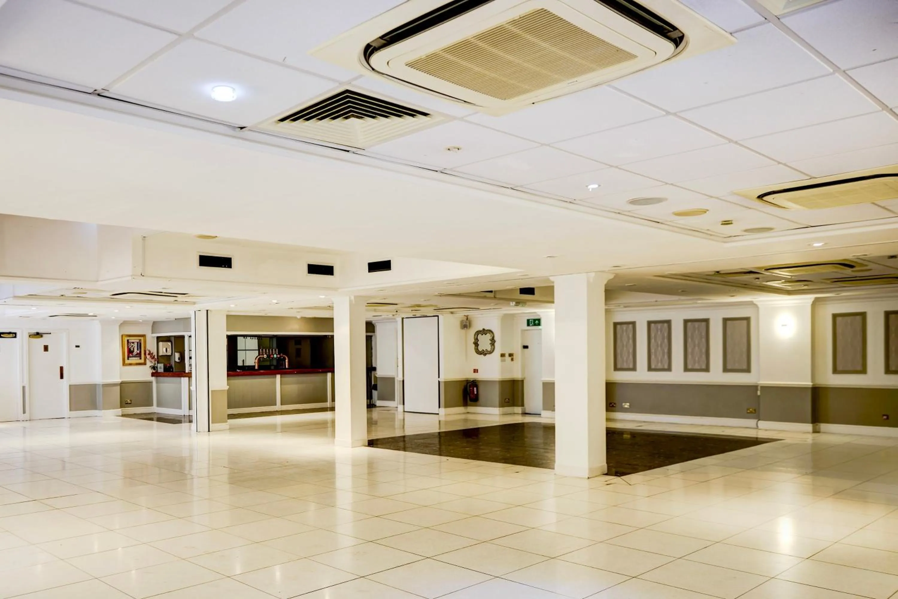 Lobby or reception in Warwickshire Park Hotel Kenilworth by Belvilla