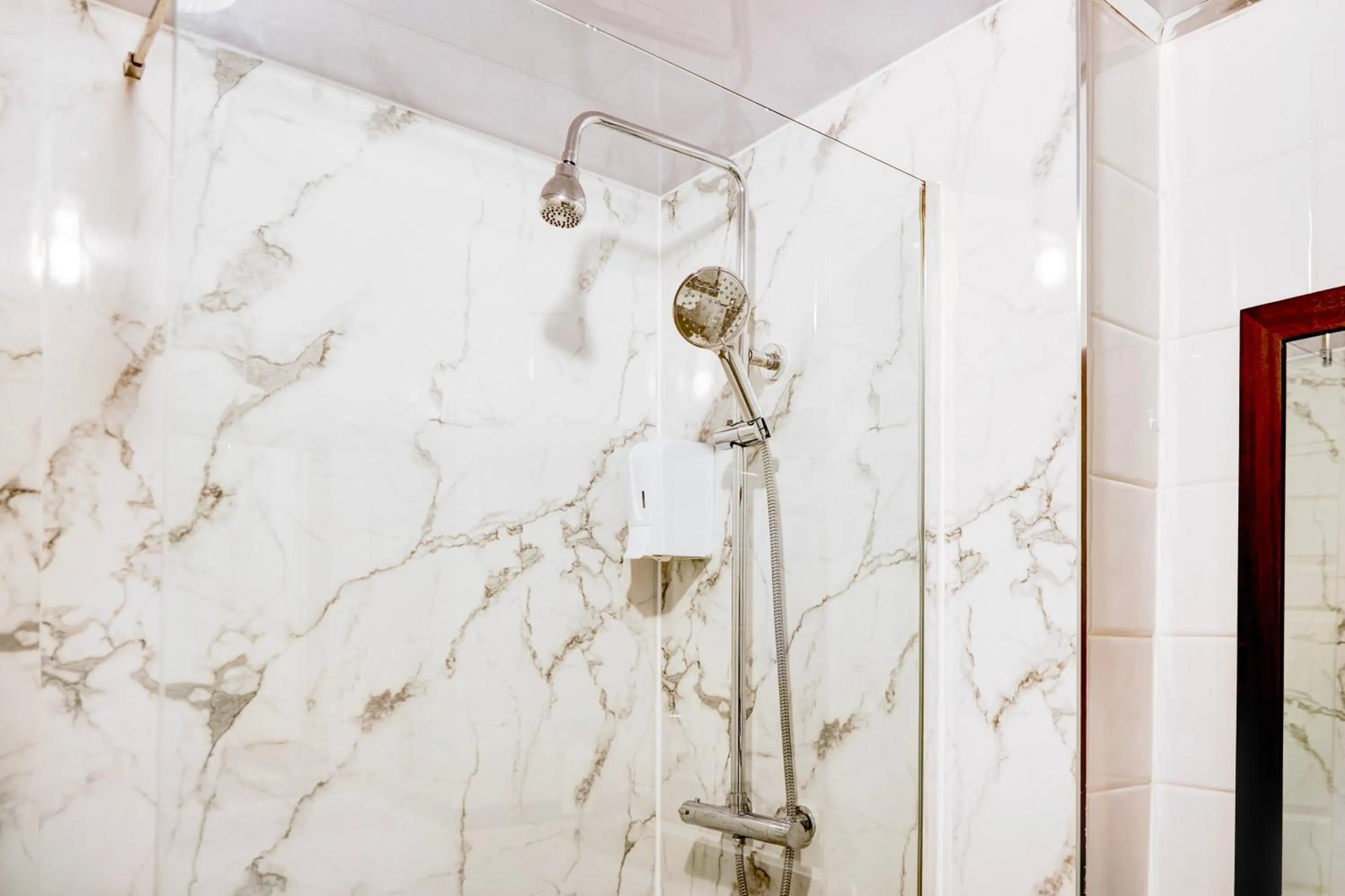 Bathroom in Warwickshire Park Hotel Kenilworth by Belvilla