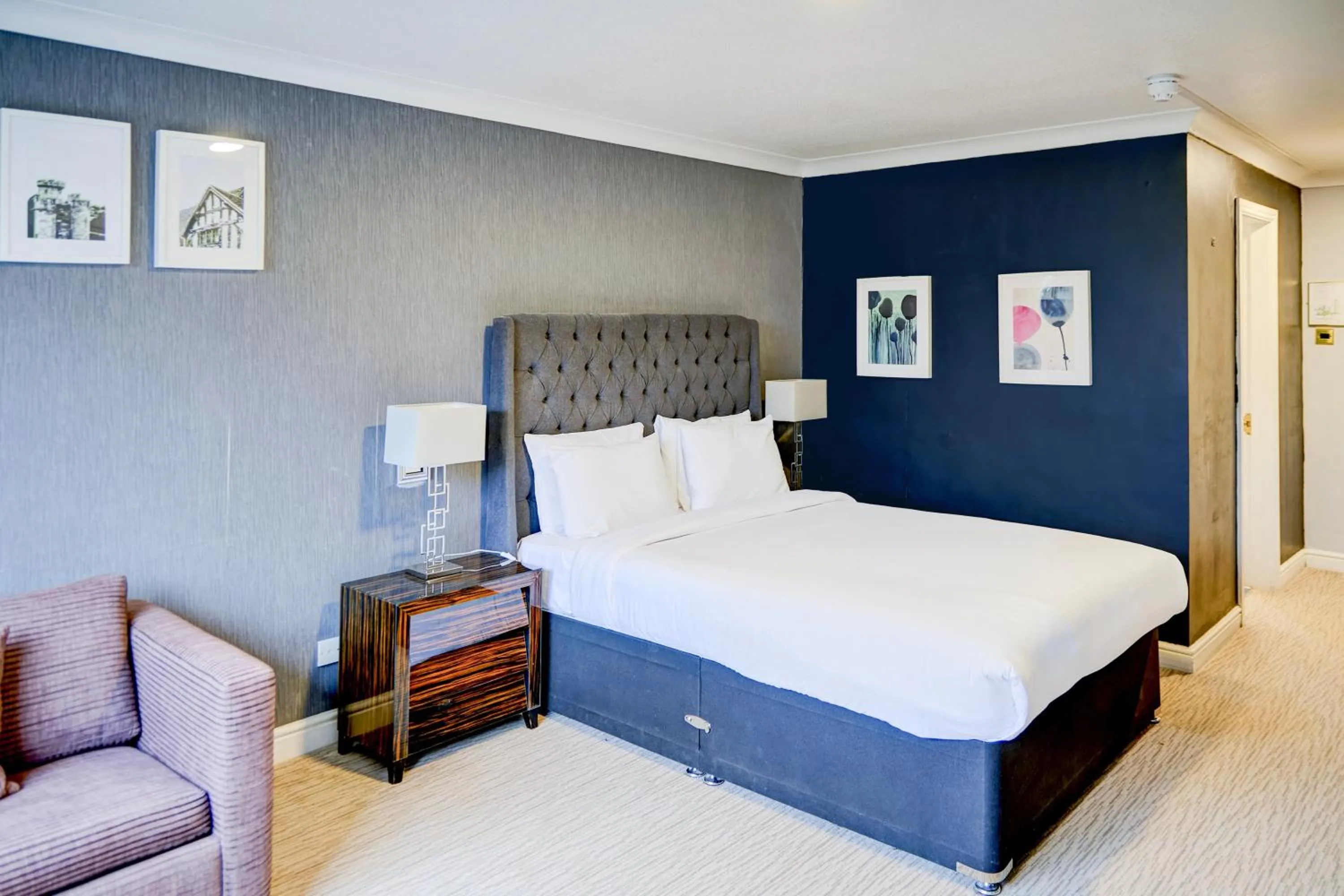 Bedroom, Bed in Warwickshire Park Hotel Kenilworth by Belvilla