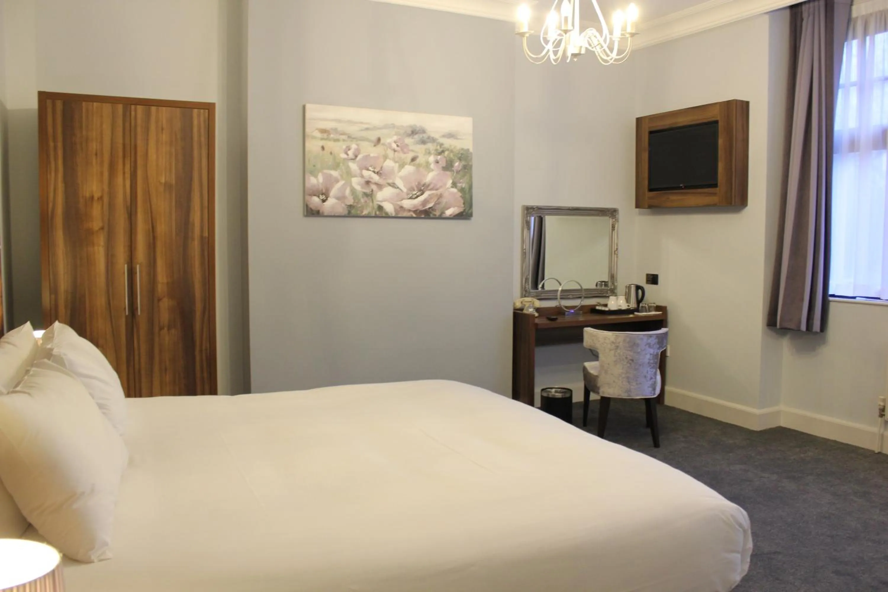 TV and multimedia, Bed in Stanhill Court Hotel, a member of Radisson Individuals