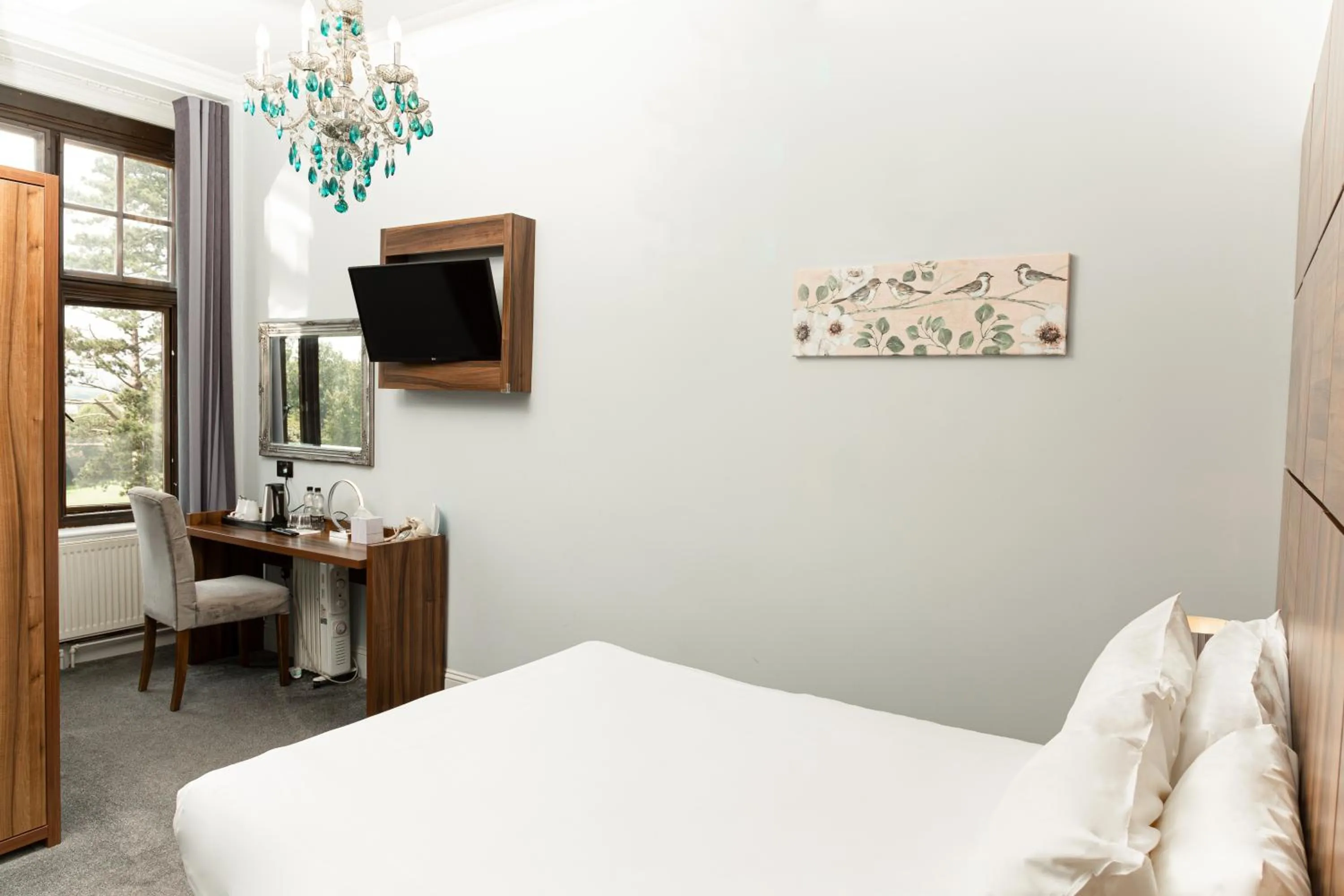 TV and multimedia, Bed in Stanhill Court Hotel, a member of Radisson Individuals