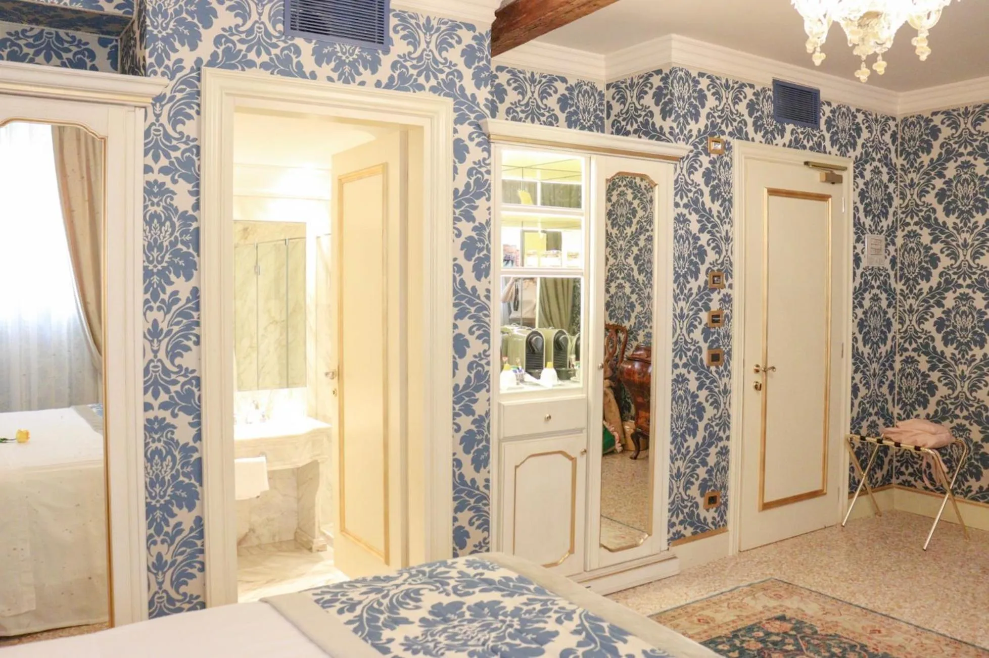 Bathroom, Bed in Hotel Ai Cavalieri di Venezia