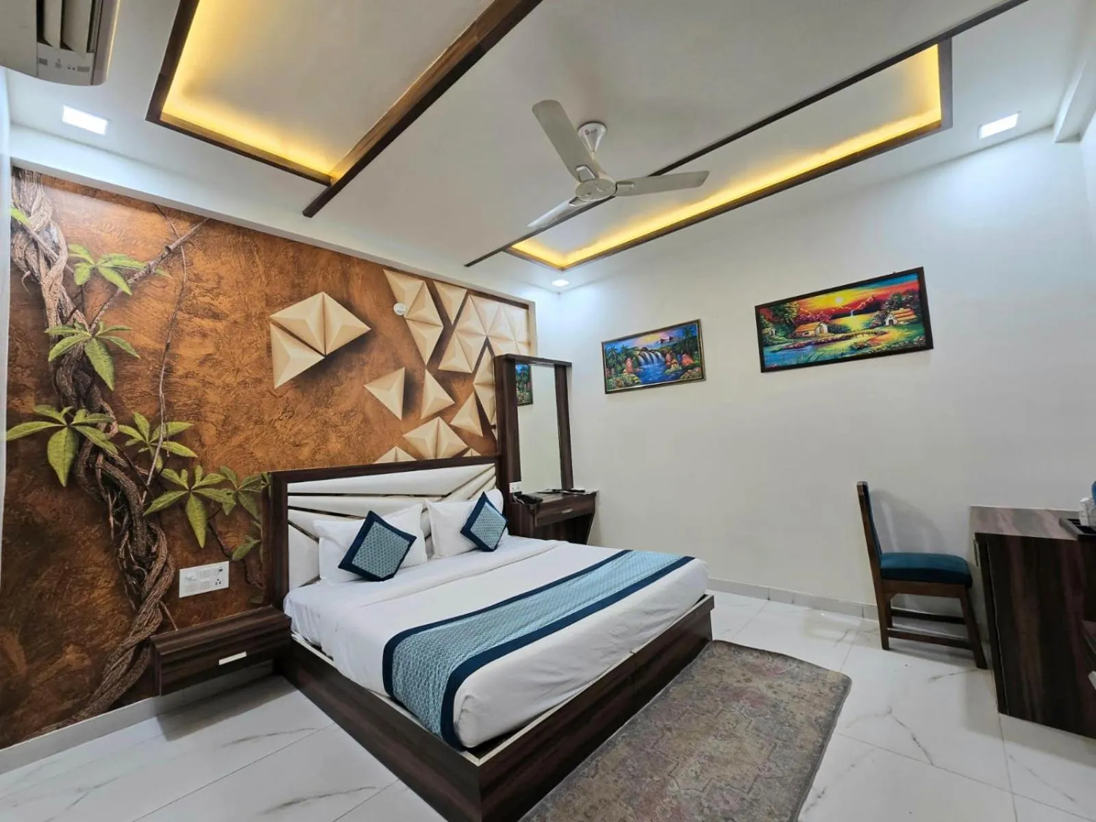 Bed in The Crown Hotel Agra near Taj Mahal & Restaurant