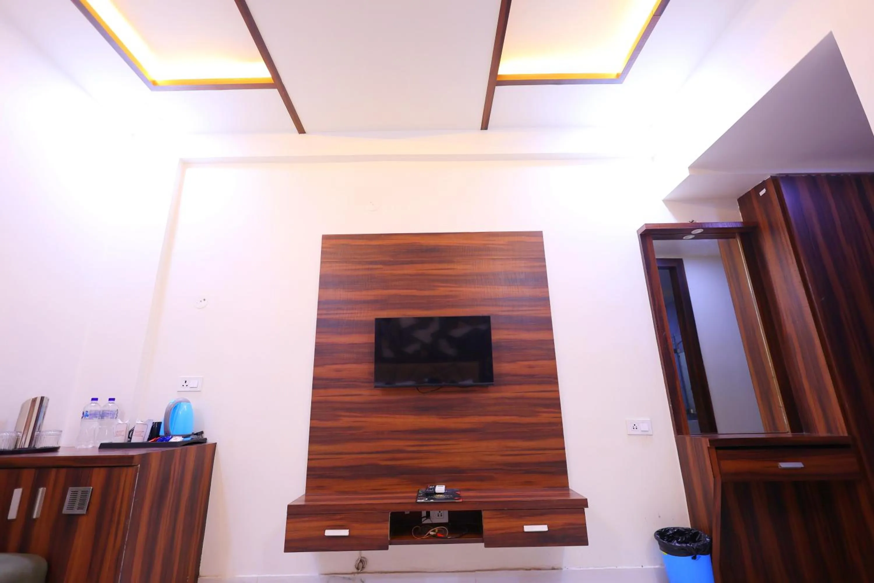 Area and facilities in The Crown Hotel Agra near Taj Mahal & Restaurant