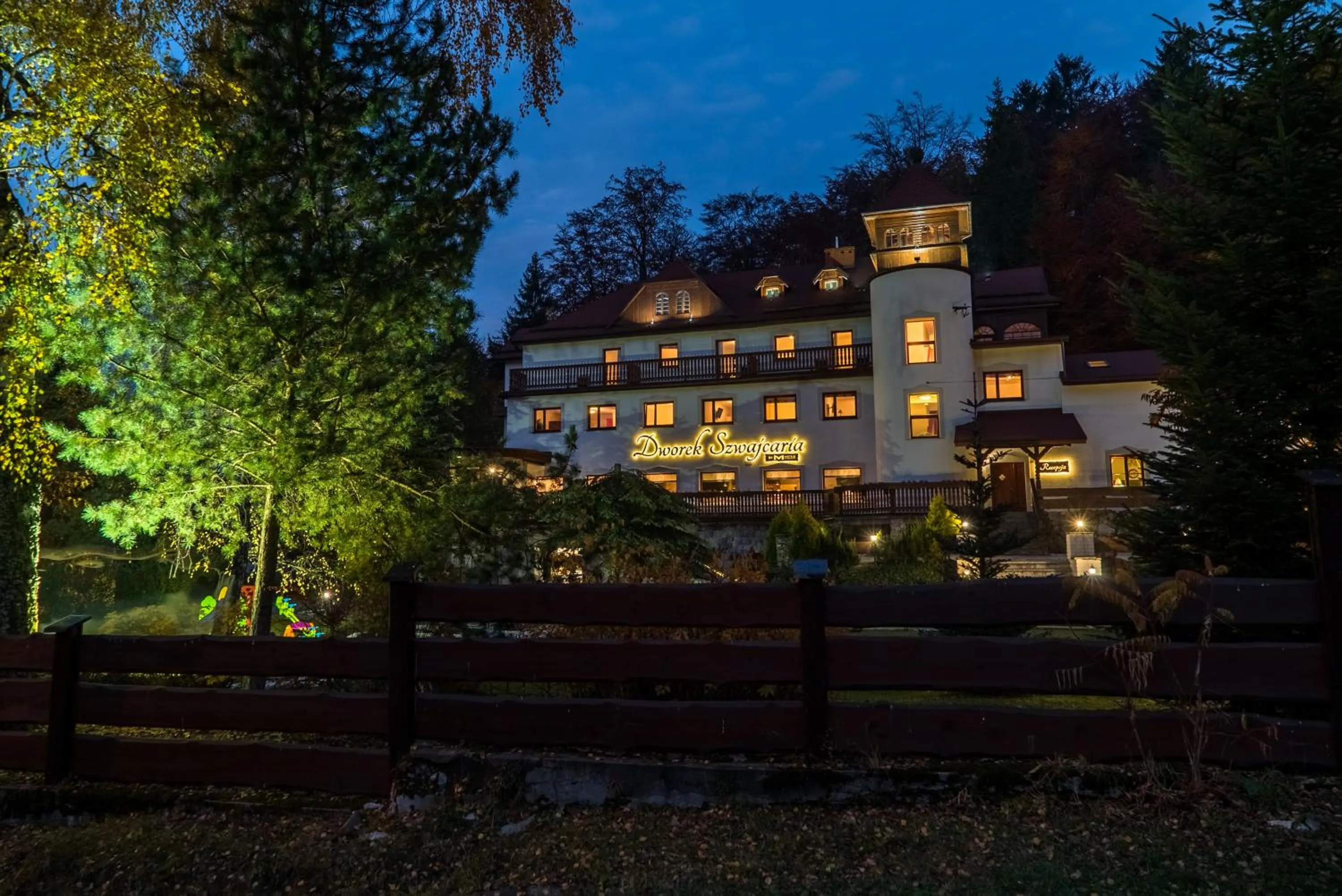 Facade/entrance in Dworek Szwajcaria