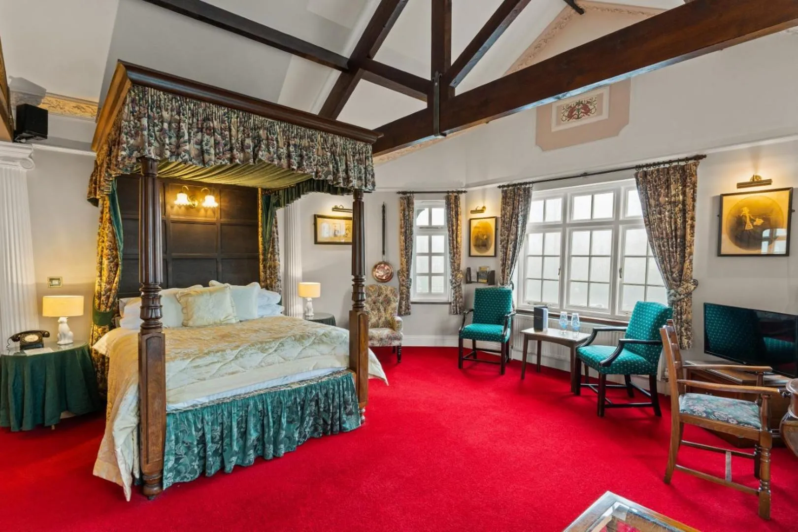 Bedroom, Bed in Two Bridges Hotel