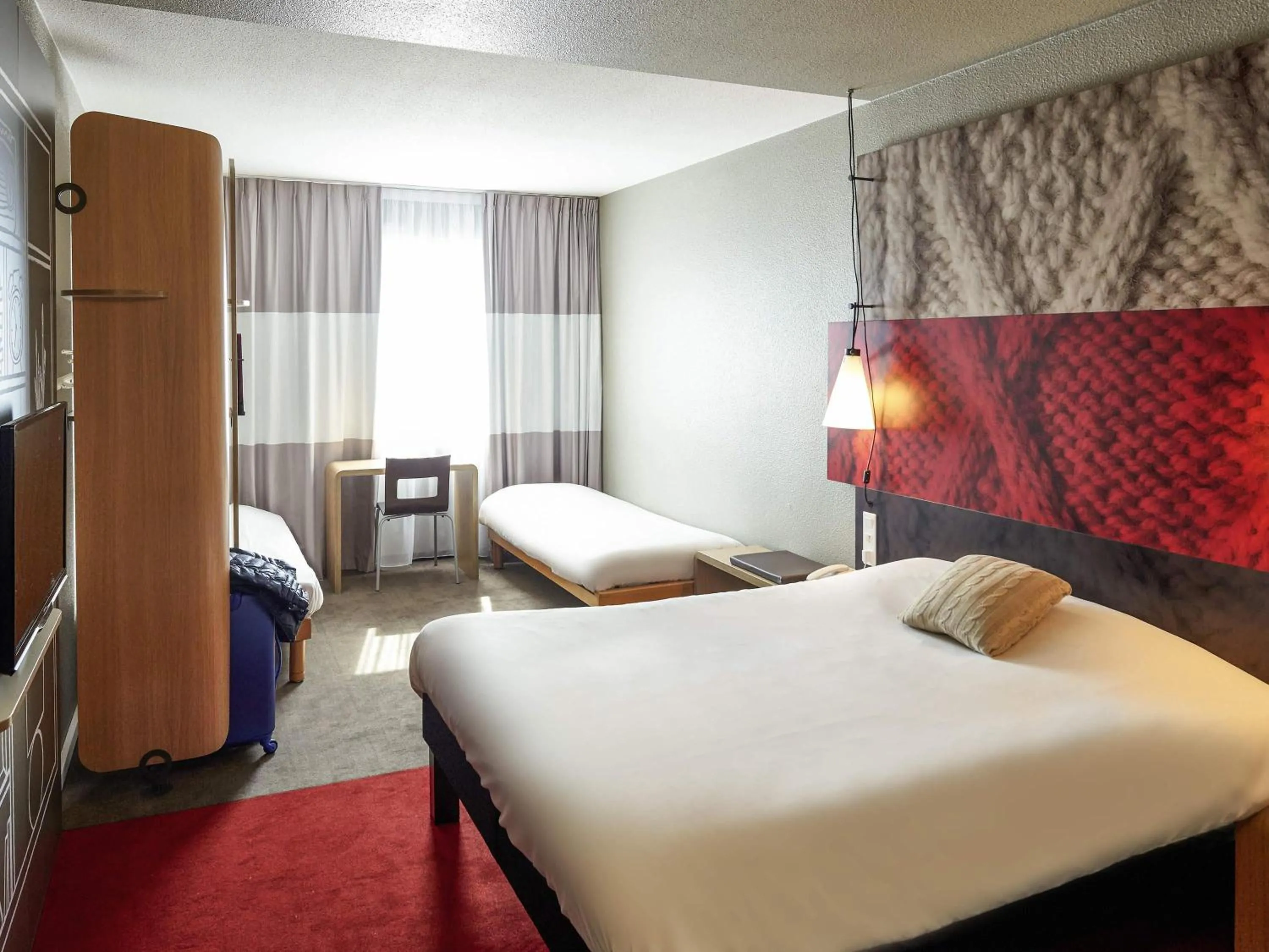 Bedroom, Bed in ibis Lille Centre Grand Palais