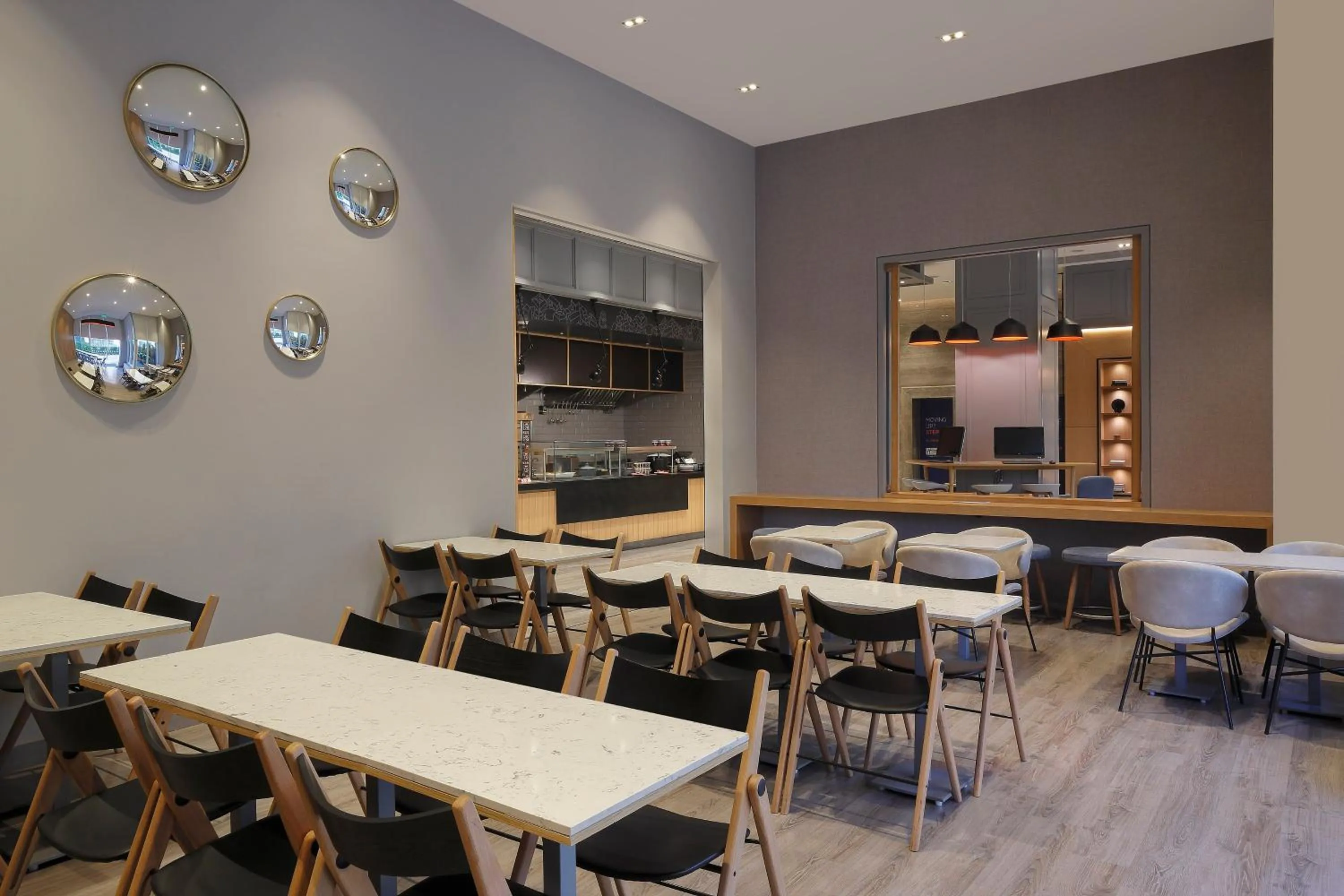 Restaurant/places to eat in Holiday Inn Express Gurugram Sector 50 by IHG