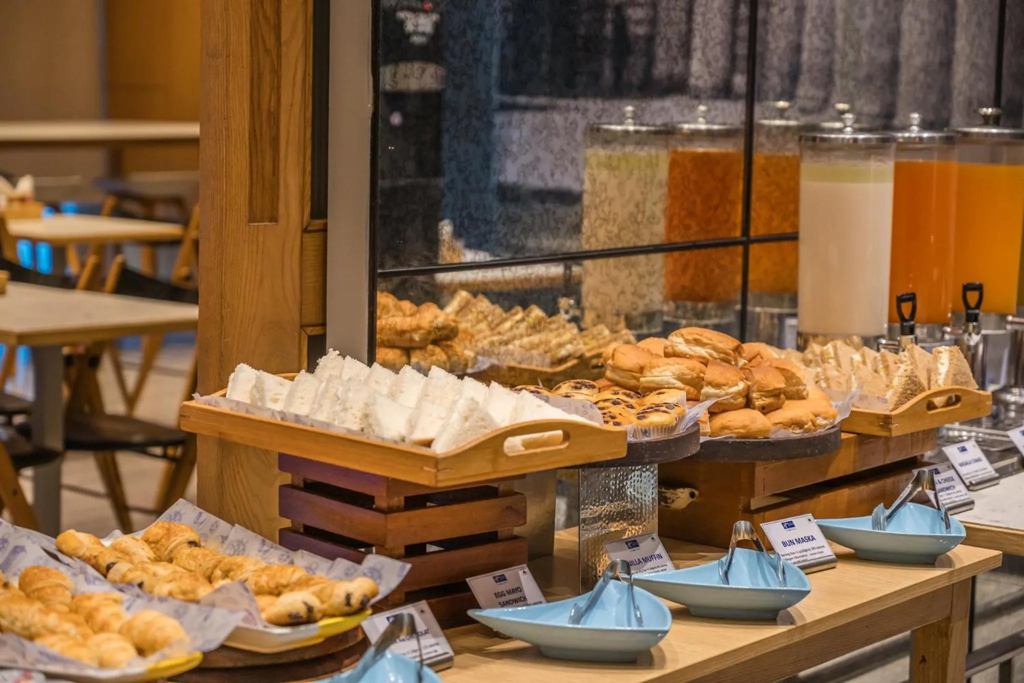 Restaurant/places to eat in Holiday Inn Express Gurugram Sector 50 by IHG