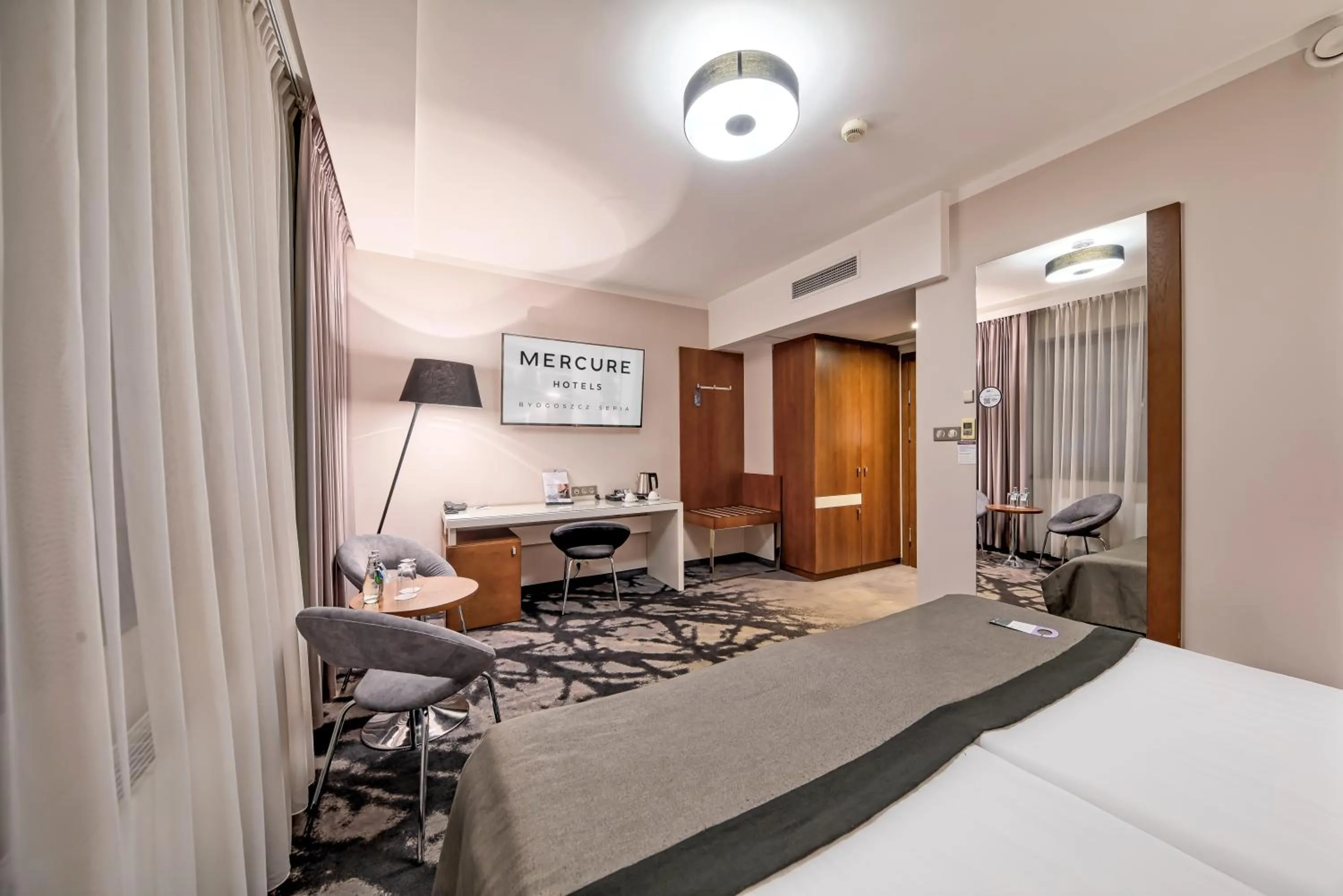 Photo of the whole room, Bed in Mercure Bydgoszcz Sepia
