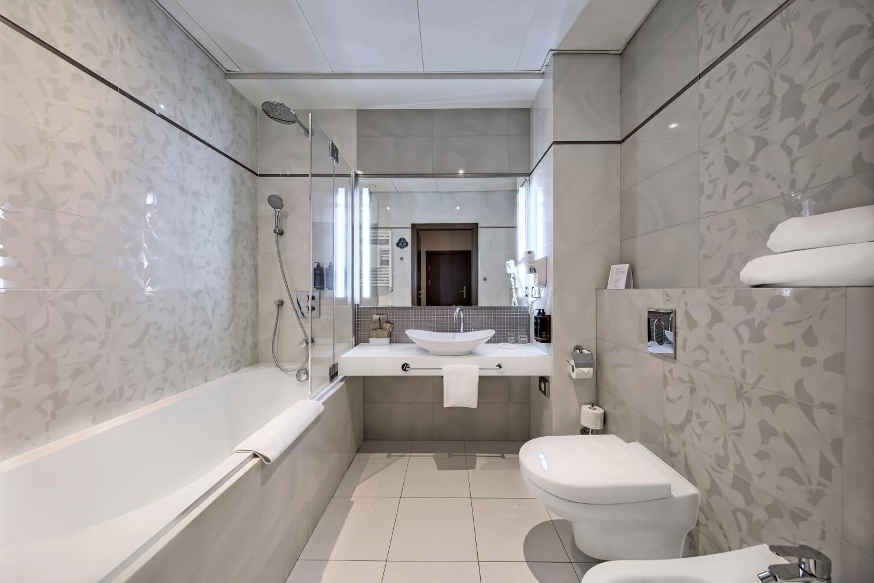 Bathroom in Mercure Bydgoszcz Sepia