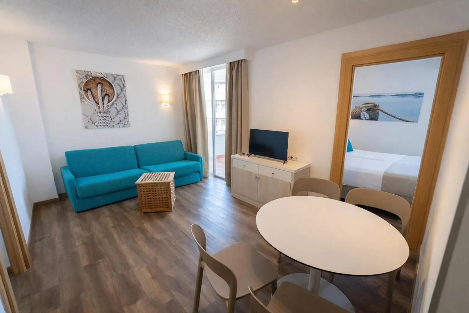 Living room, Bed in Apartamentos Vistasol