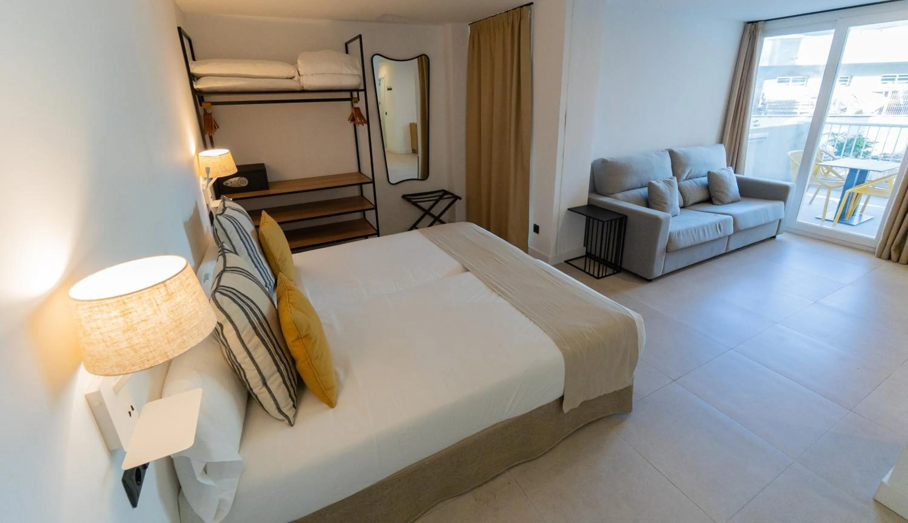 Communal lounge/ TV room, Bed in Apartamentos Vistasol