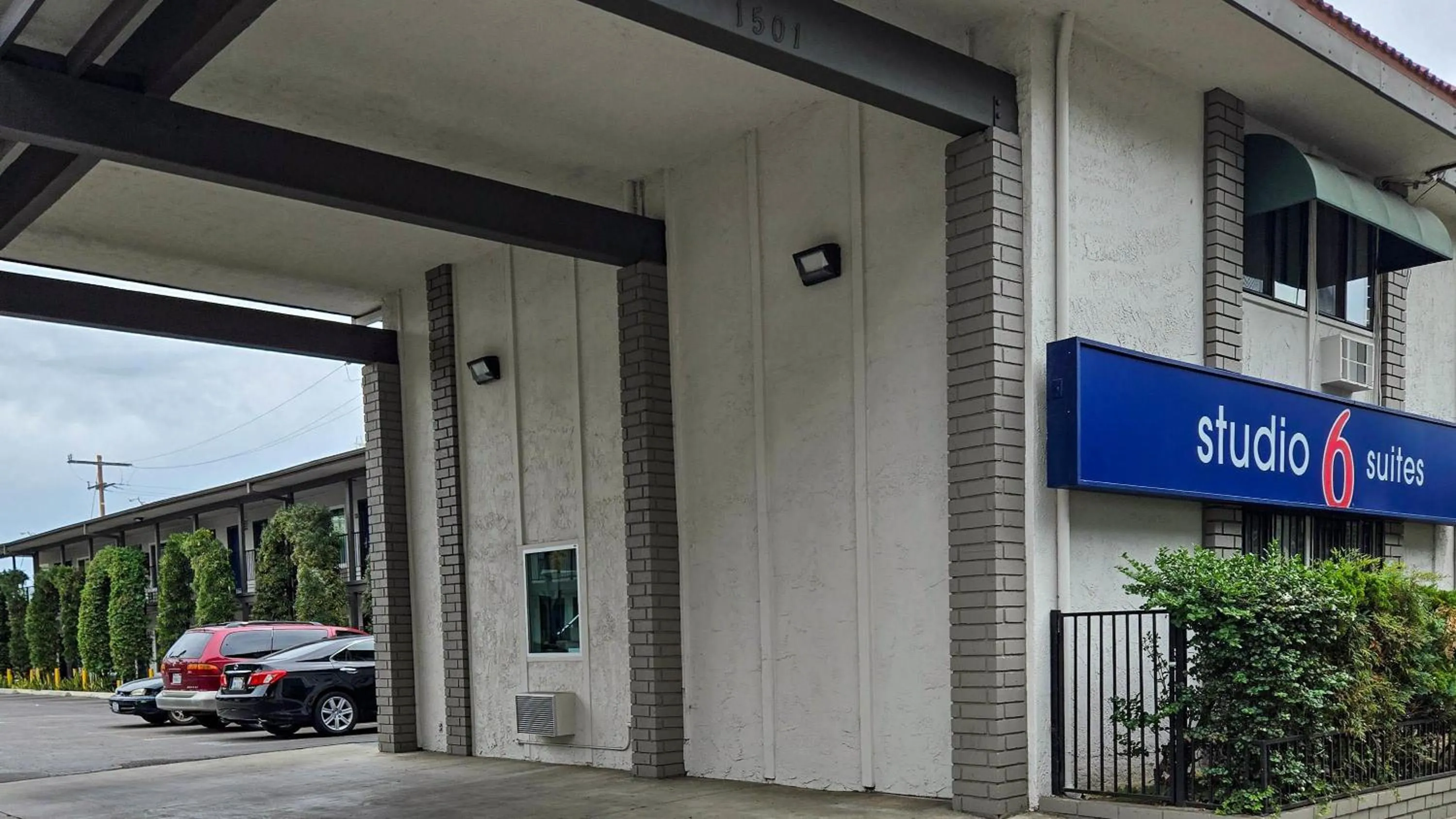 Property building in Studio 6 Suites Santa Ana, CA