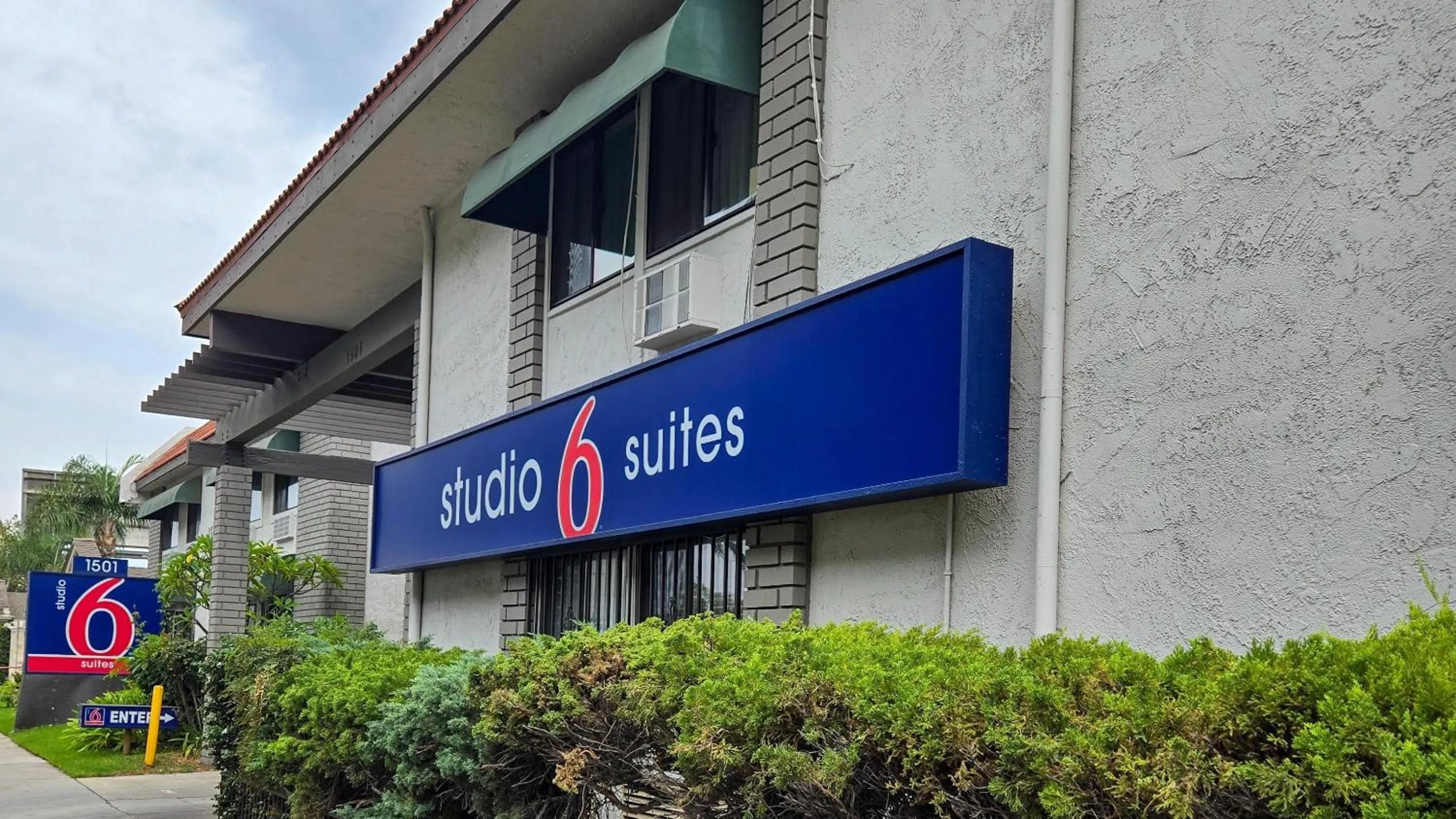 Property building in Studio 6 Suites Santa Ana, CA