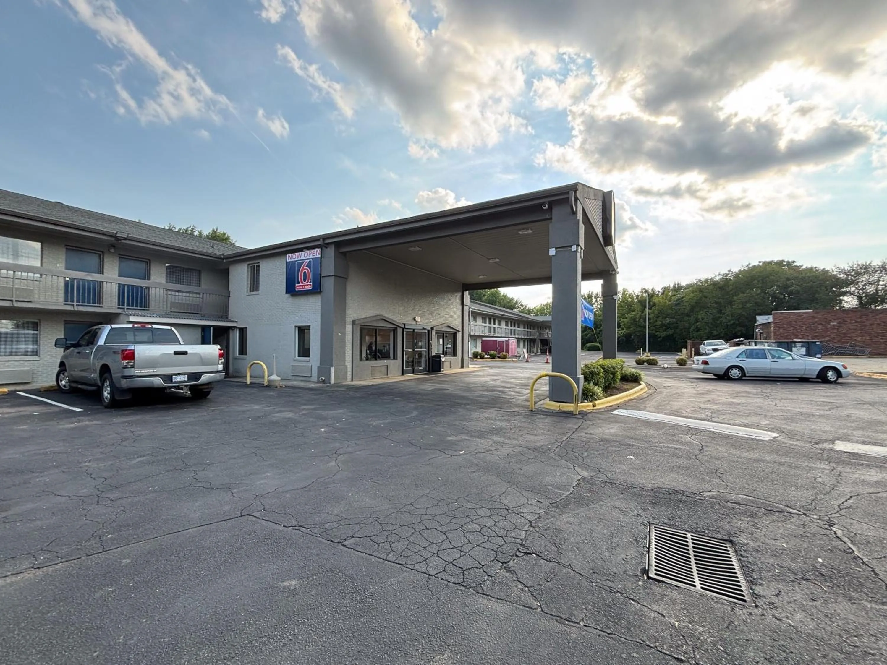Property building in Motel 6 Charlotte, NC Northlake