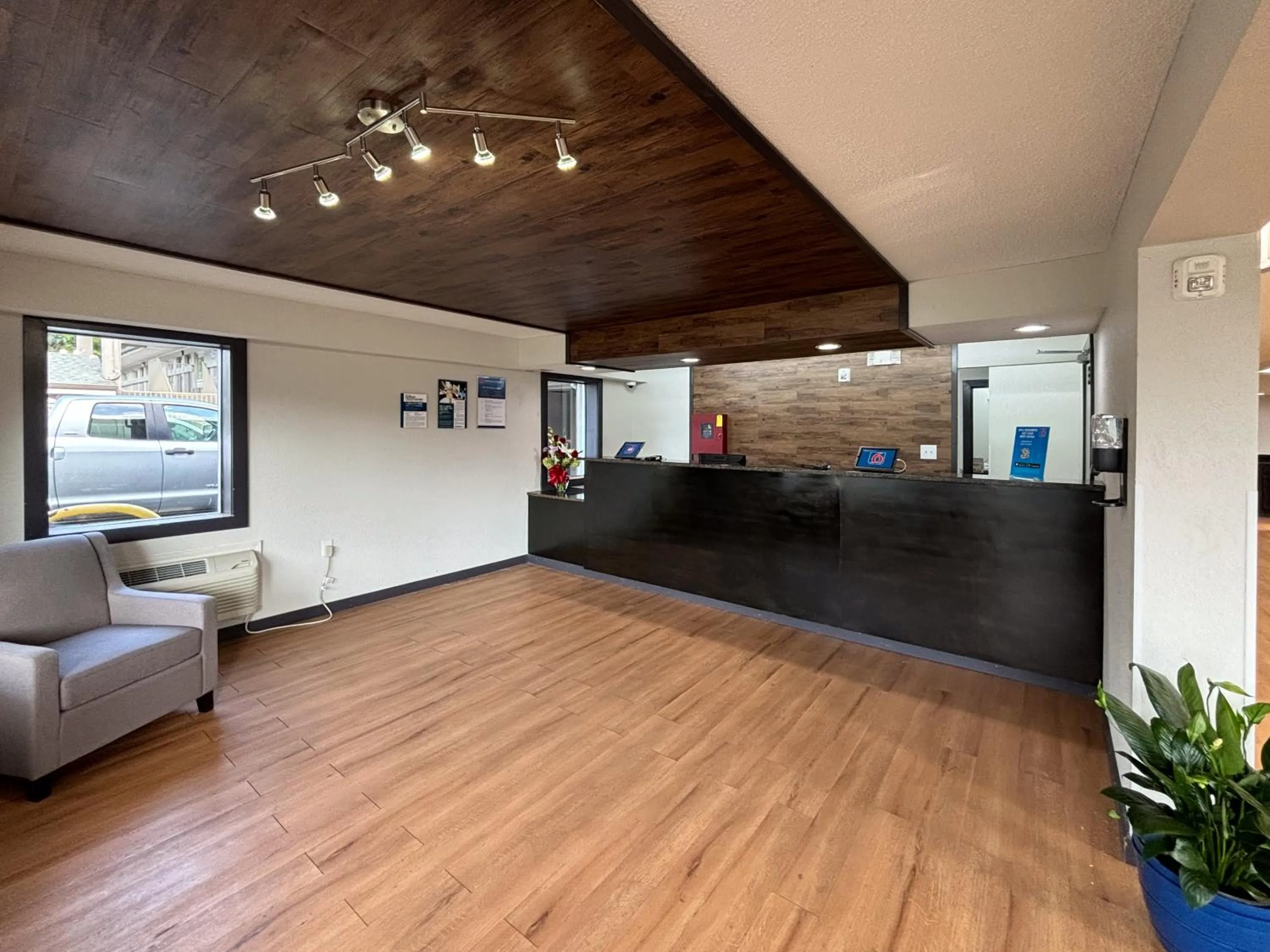 Lobby or reception in Motel 6 Charlotte, NC Northlake