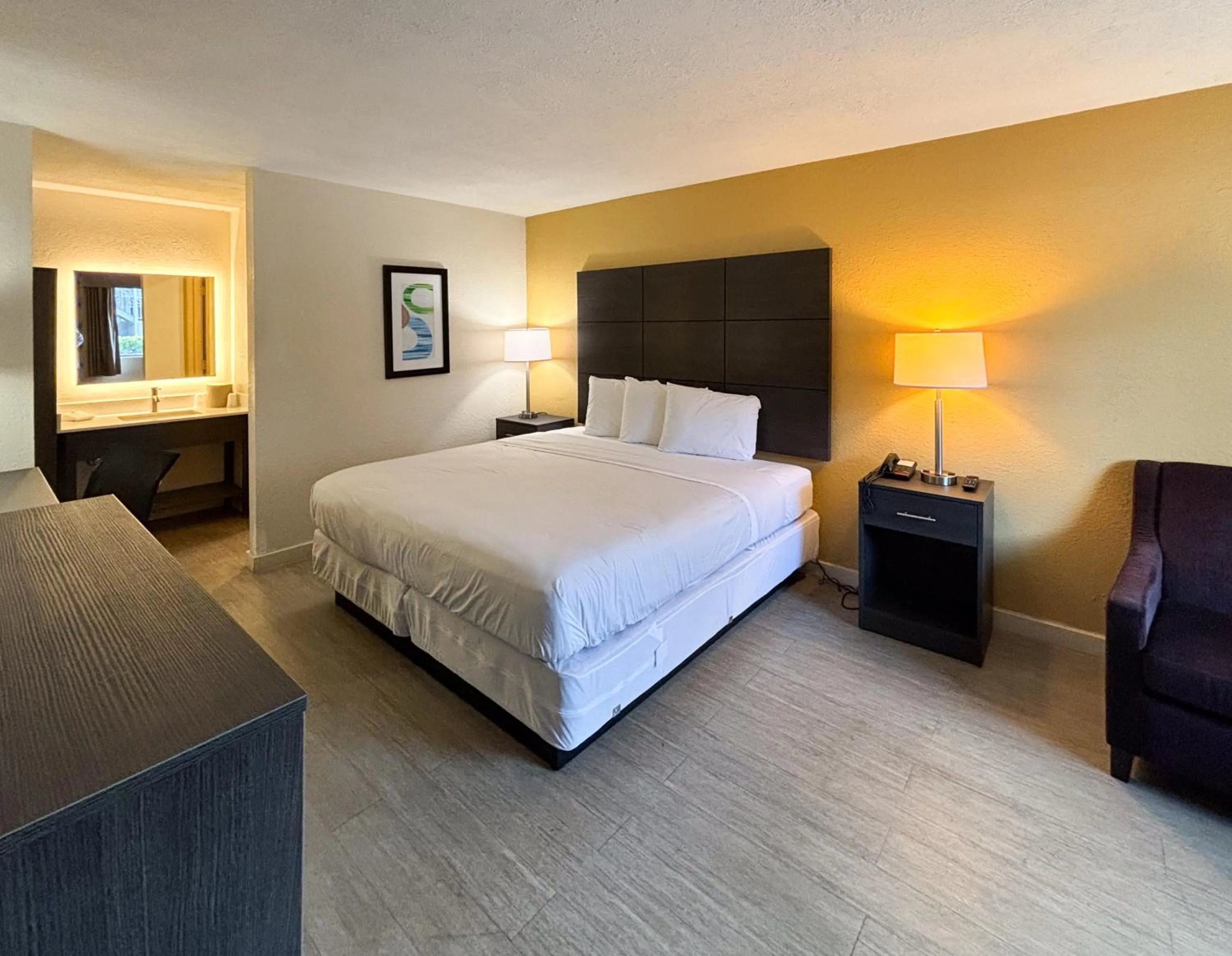 Photo of the whole room, Bed in Motel 6 Charlotte, NC Northlake