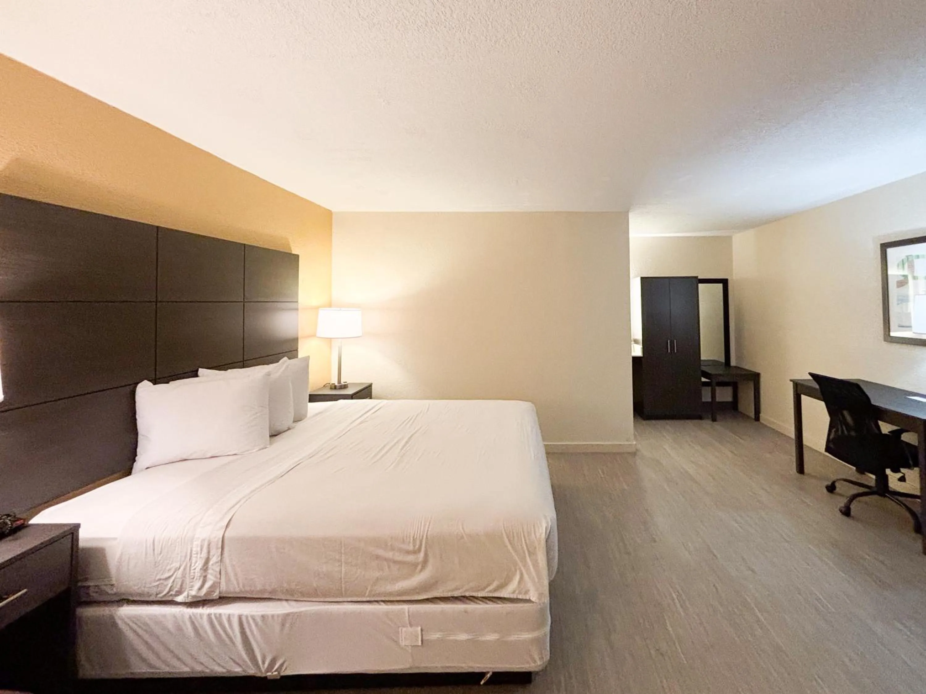 Photo of the whole room, Bed in Motel 6 Charlotte, NC Northlake