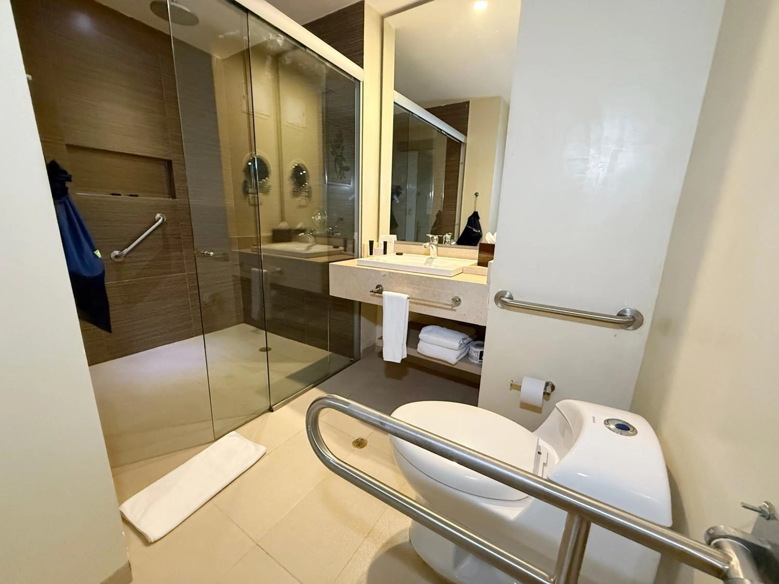 Bathroom in Wyndham Garden Barranquilla