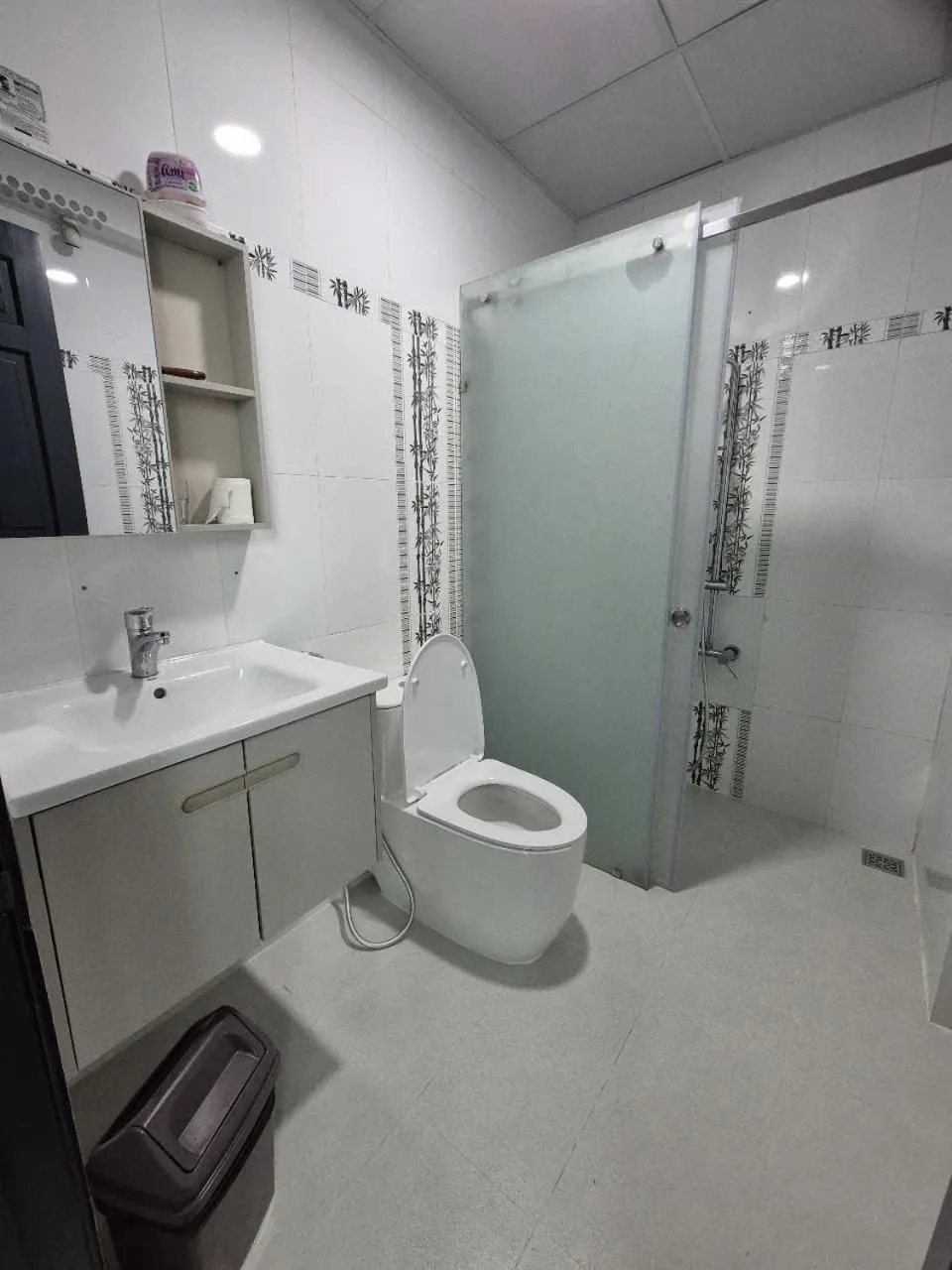 Shower in APEC BnB Hotel