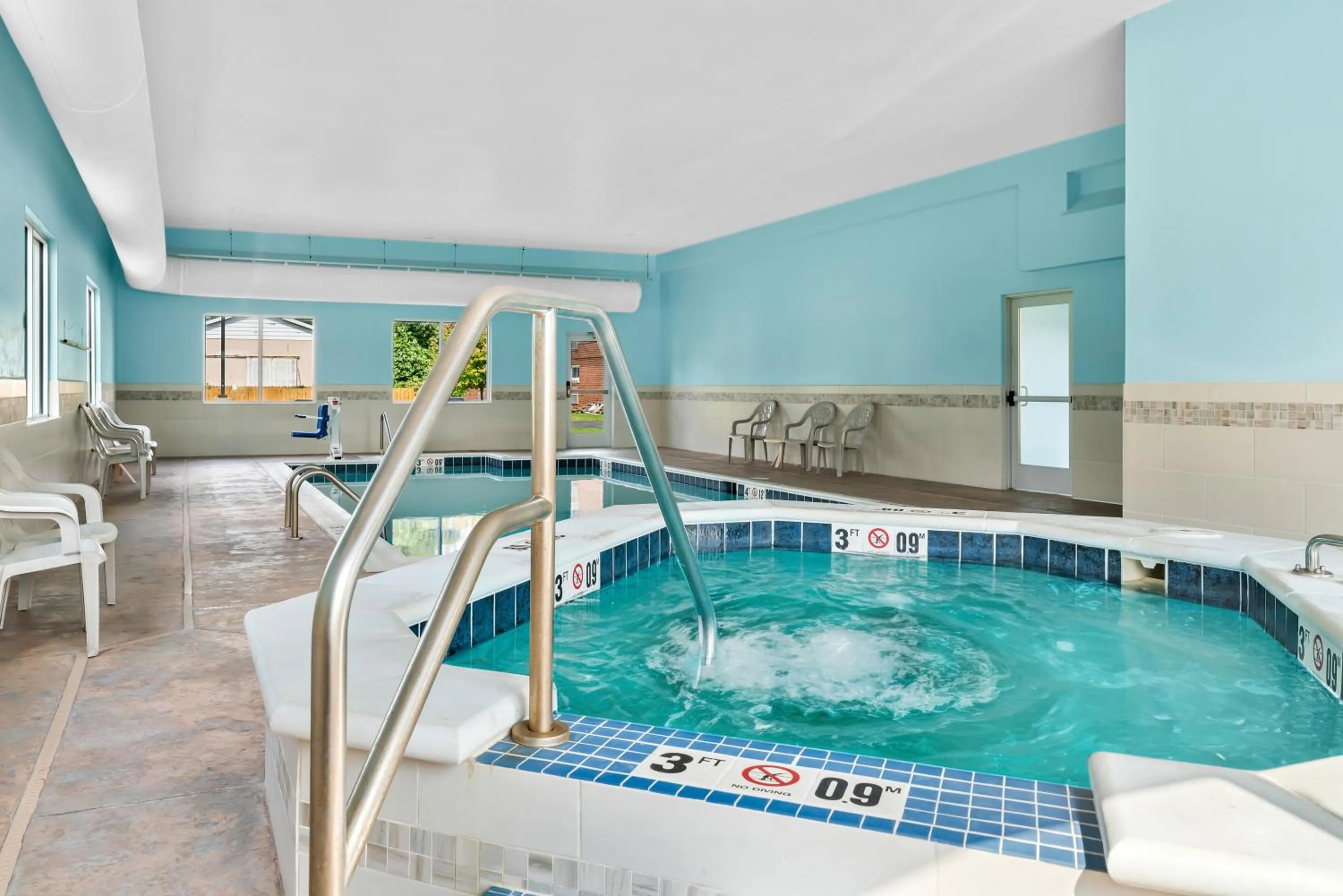 Hot Tub in Best Western Paradise Inn