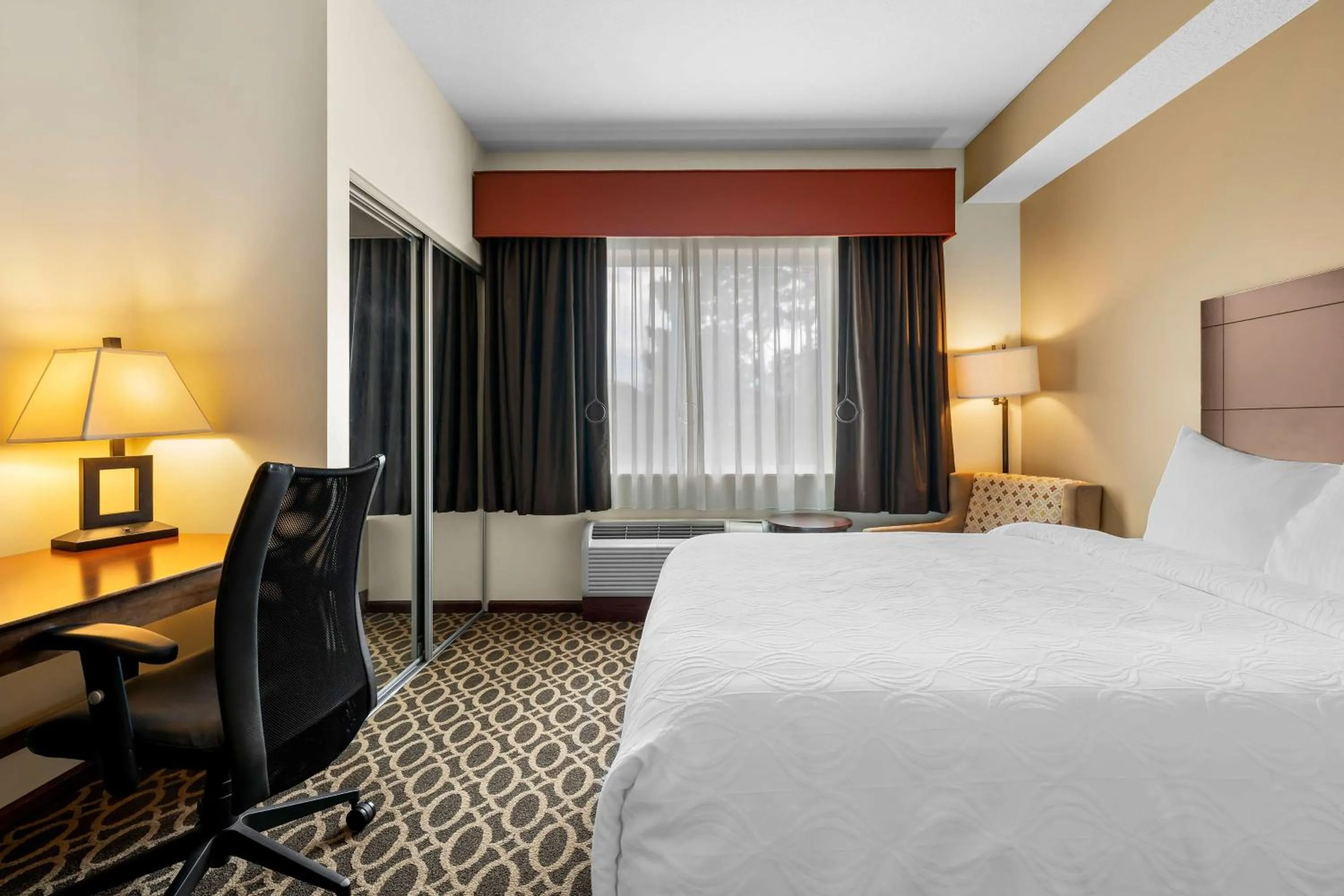 Bedroom, Bed in Best Western Paradise Inn