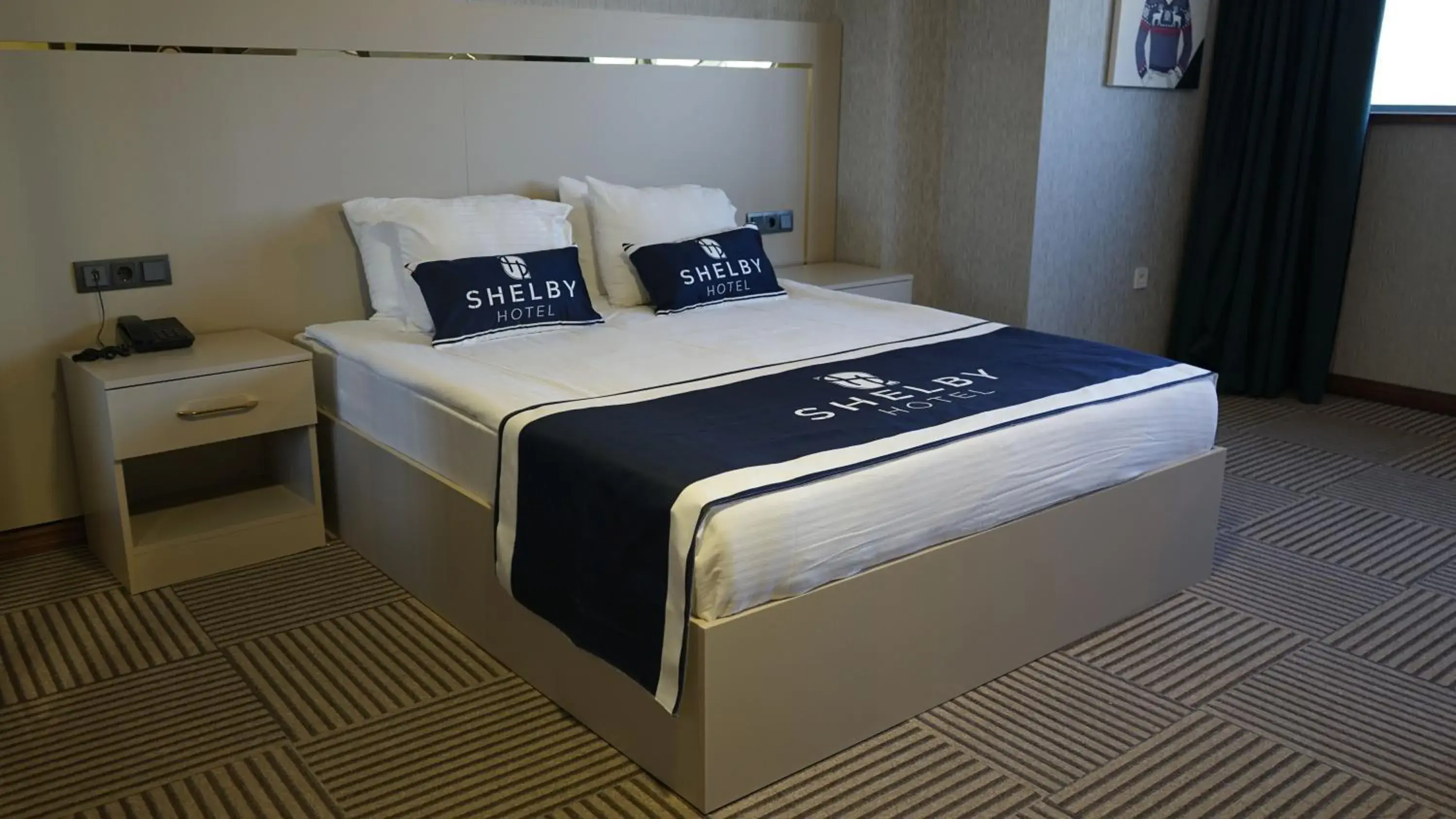 Family Room with Lake View in Shelby Hotel Family Room with Lake View in Shelby Hotel