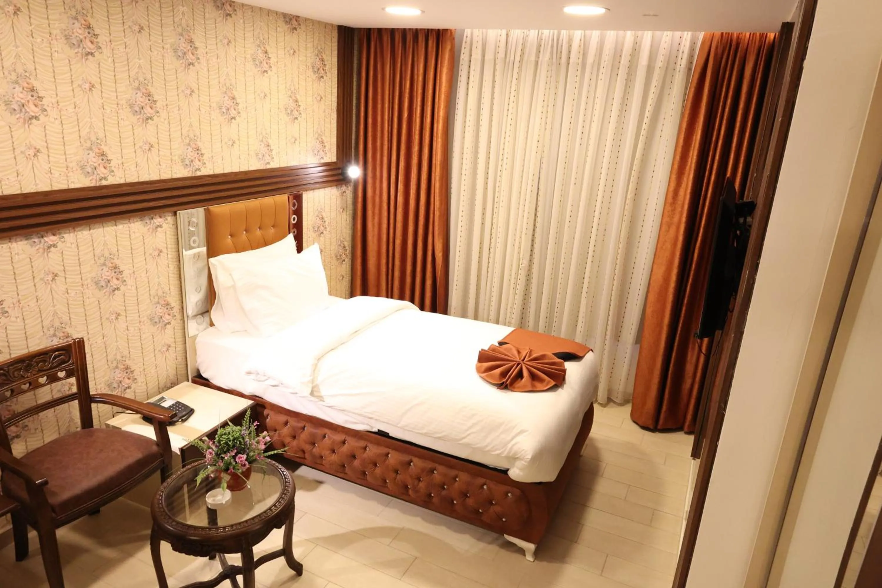 Living room, Bed in Londrina Hotel