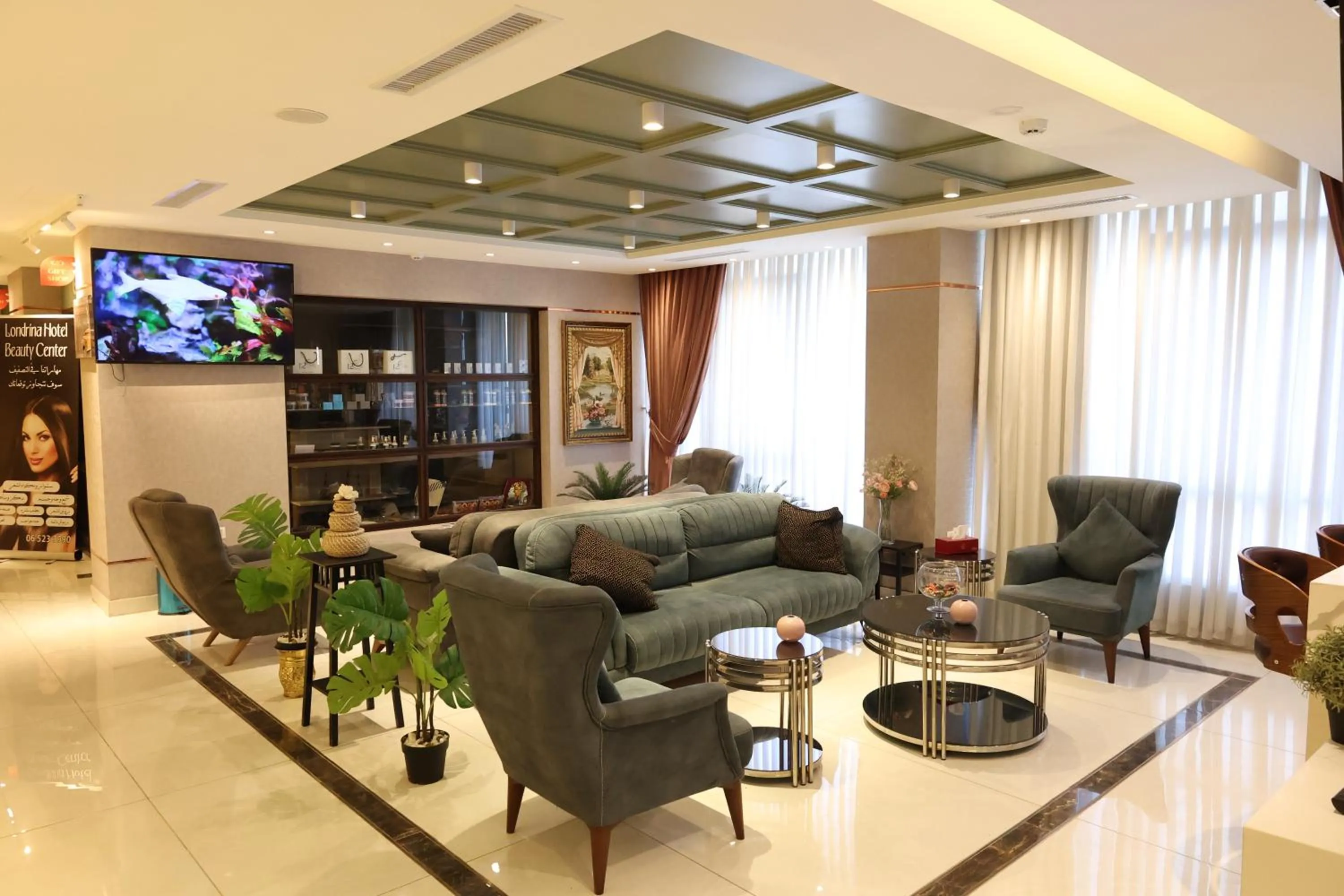 Communal lounge/ TV room in Londrina Hotel
