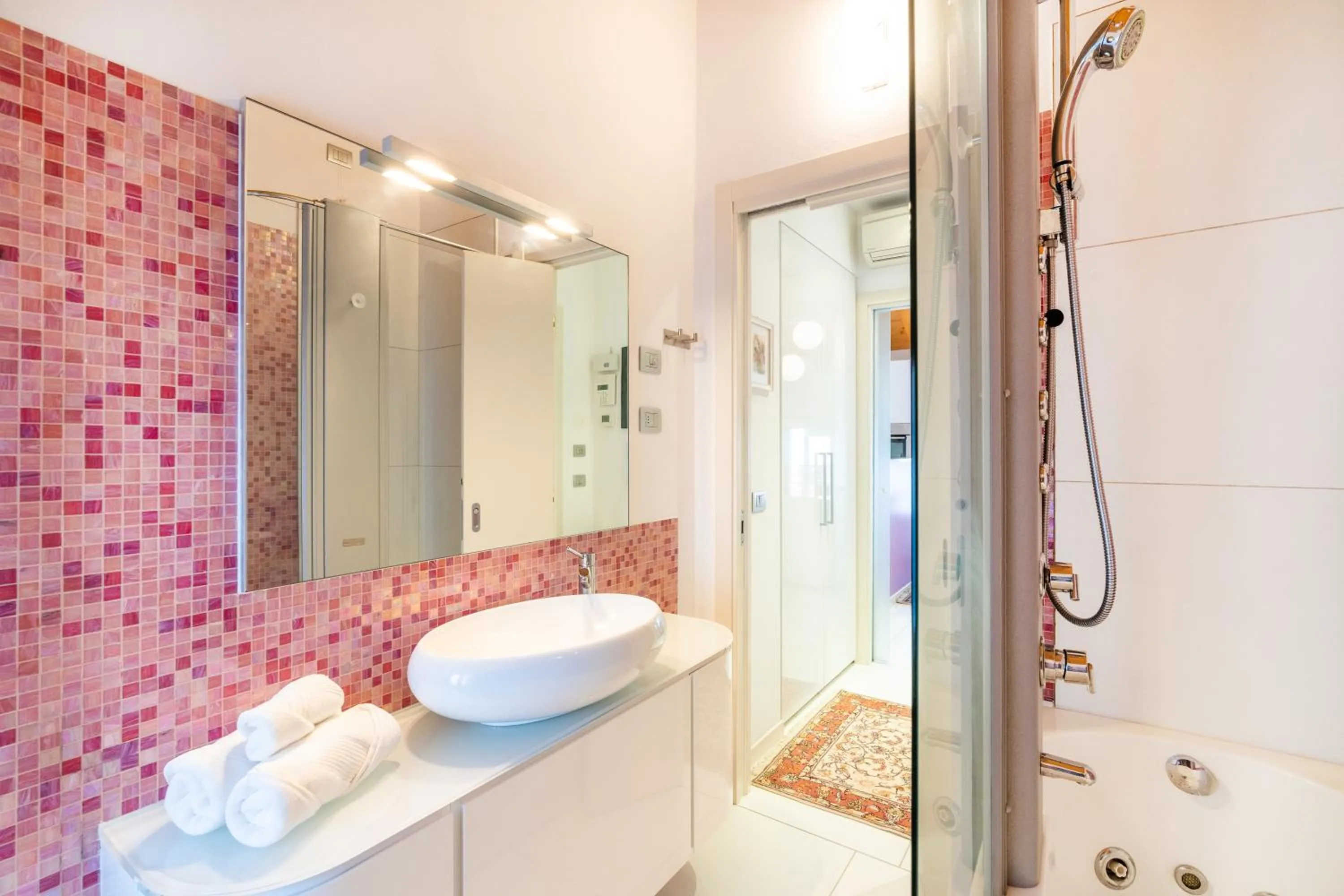 Shower in Ca' Degli Antichi Giardini Apartments