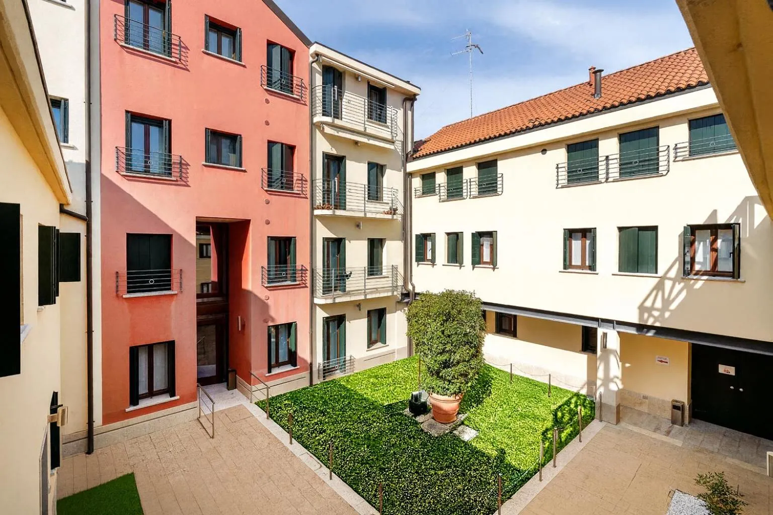 Inner courtyard view in Ca' Degli Antichi Giardini Apartments