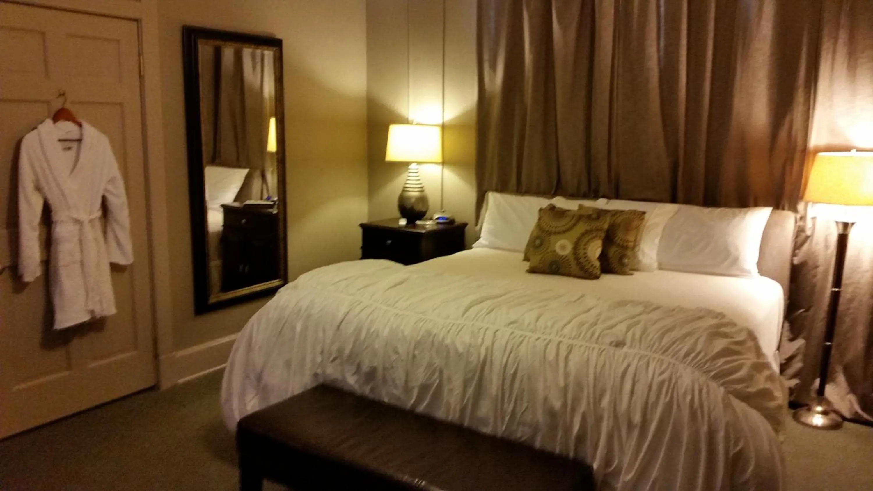 Bedroom, Bed in The Loft on the Square