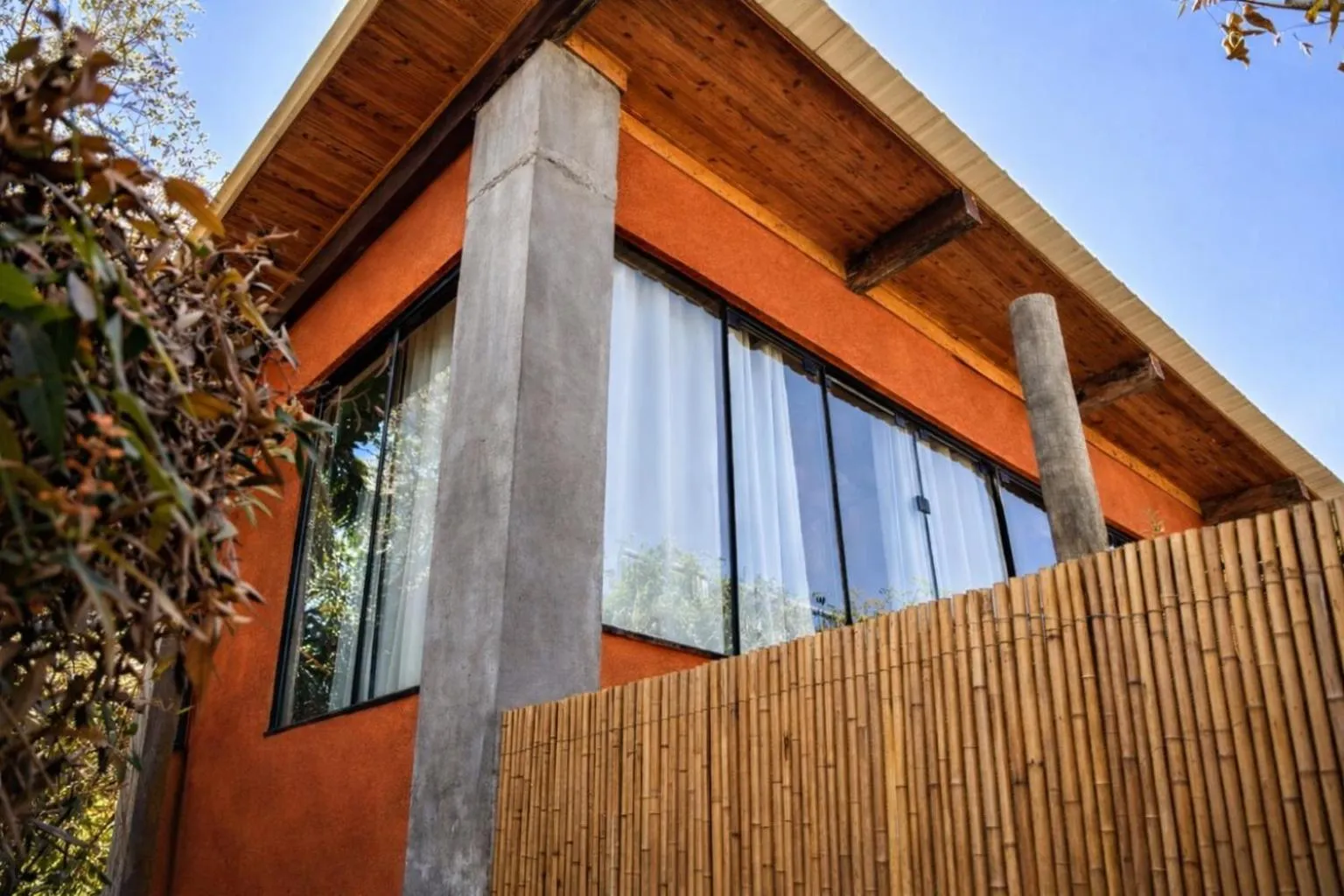 Facade/entrance in Vila Abaton