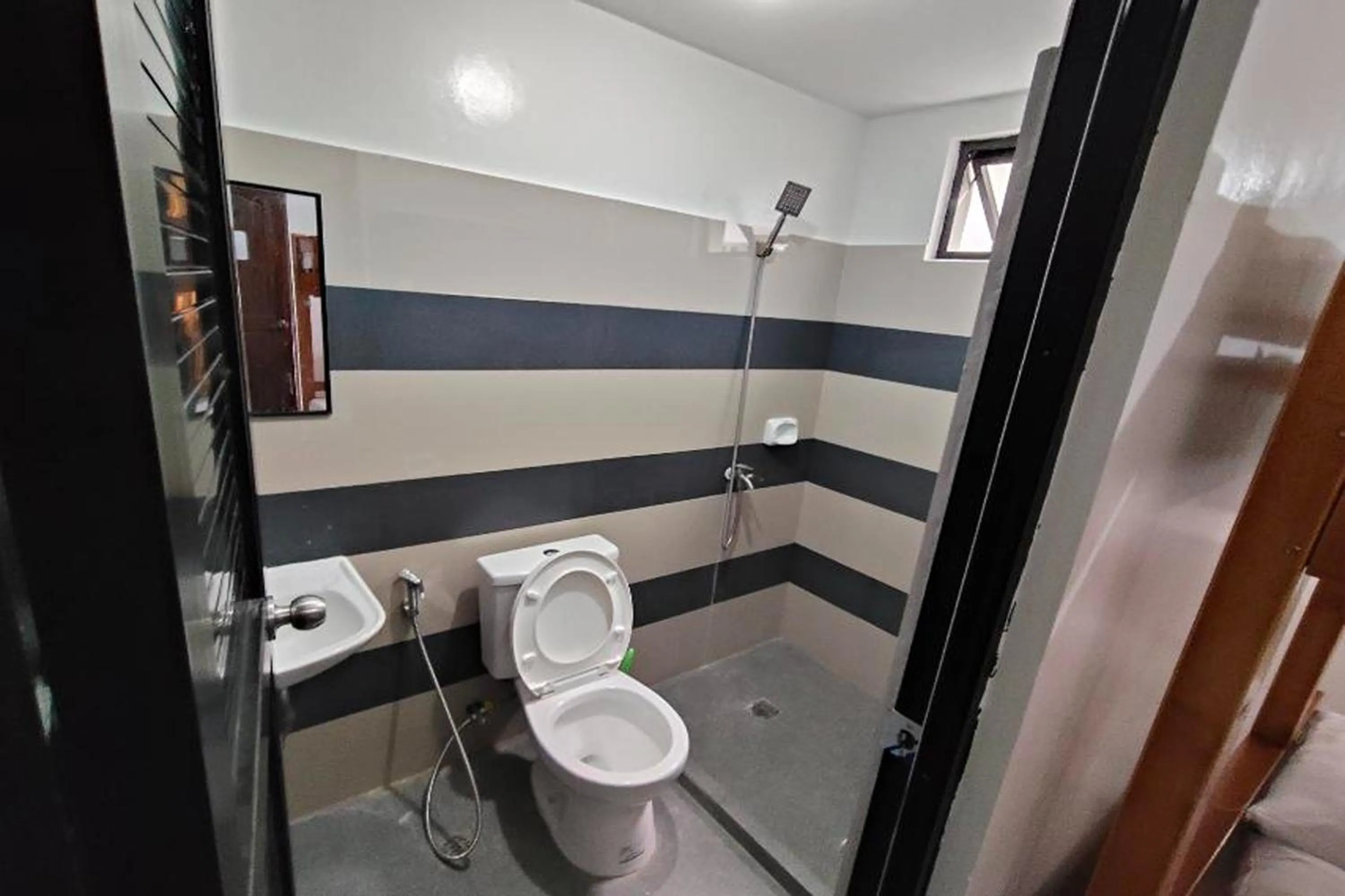 Shower in Benediktus Pilgerhaus Inn Vigan