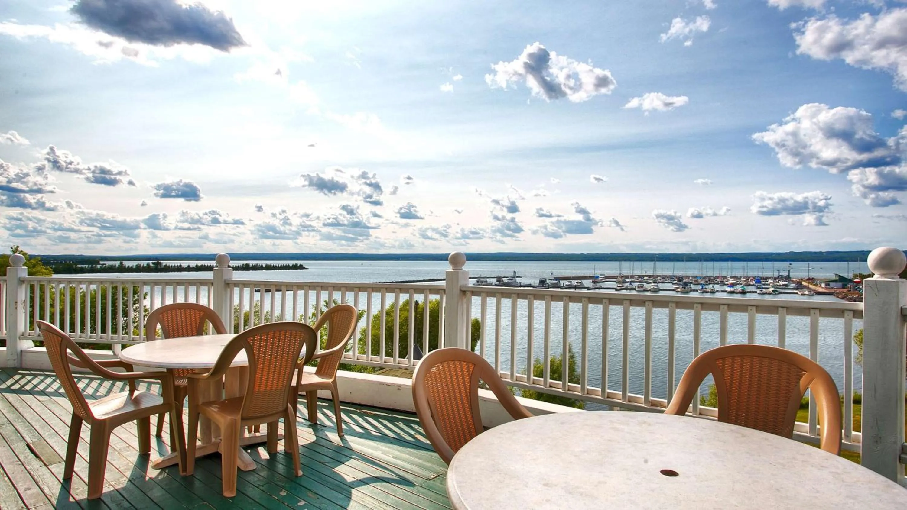 Patio in BEST WESTERN The Hotel Chequamegon