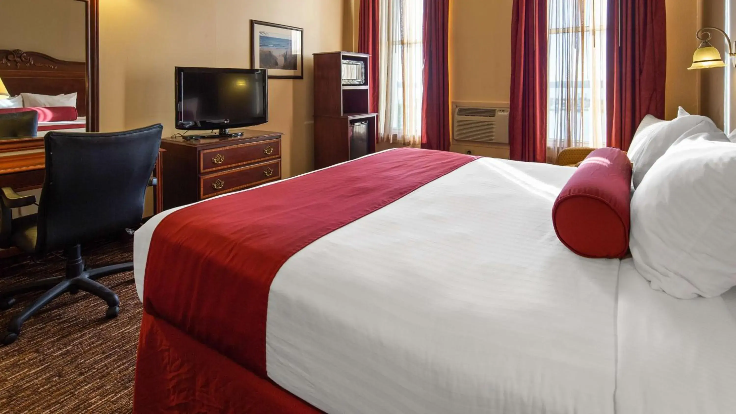 King Room with Sofa Bed and Lake View - Non-Smoking in BEST WESTERN The Hotel Chequamegon King Room with Sofa Bed and Lake View - Non-Smoking in BEST WESTERN The Hotel Chequamegon