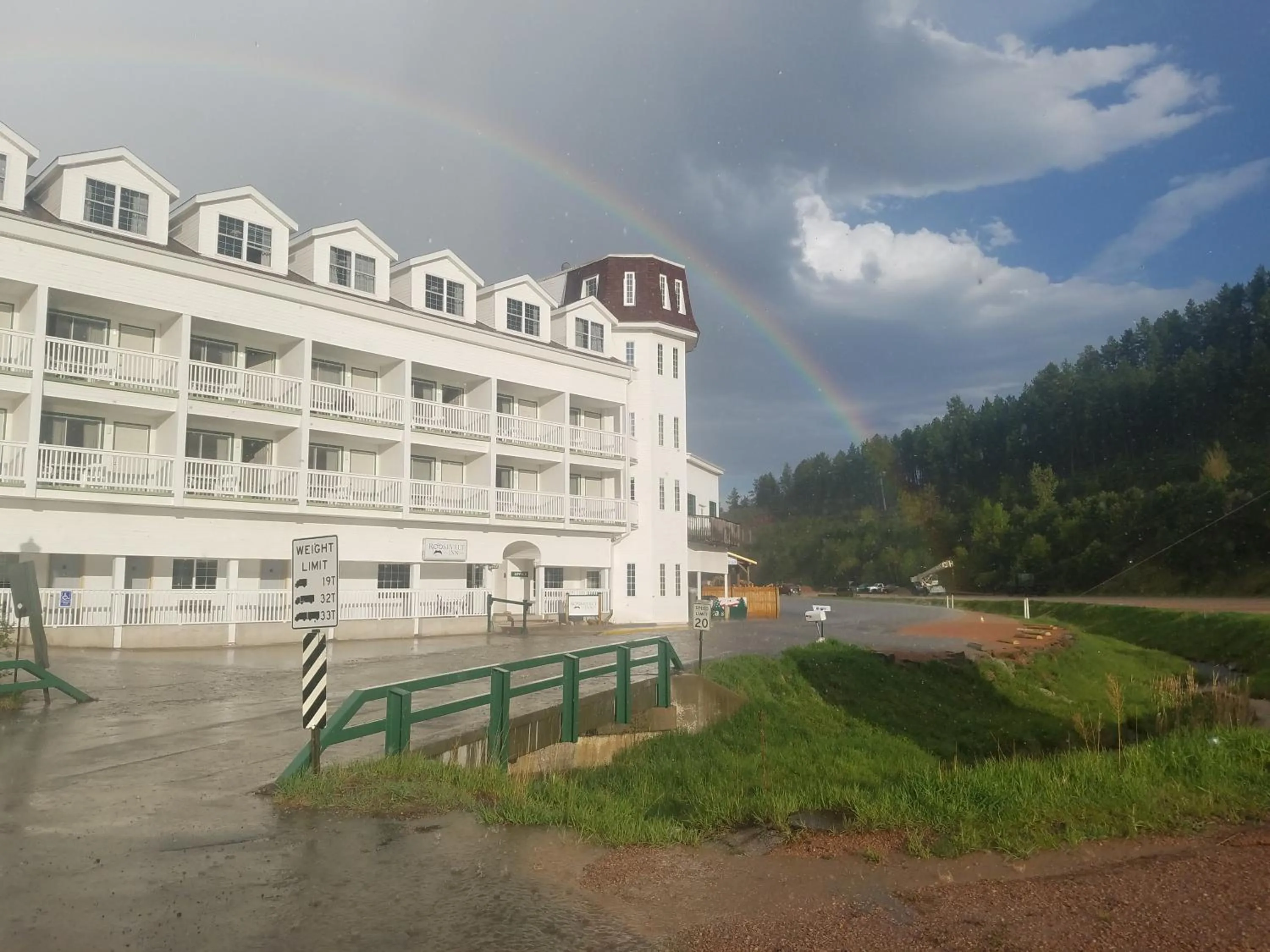 Property building in Roosevelt Inn Mount Rushmore