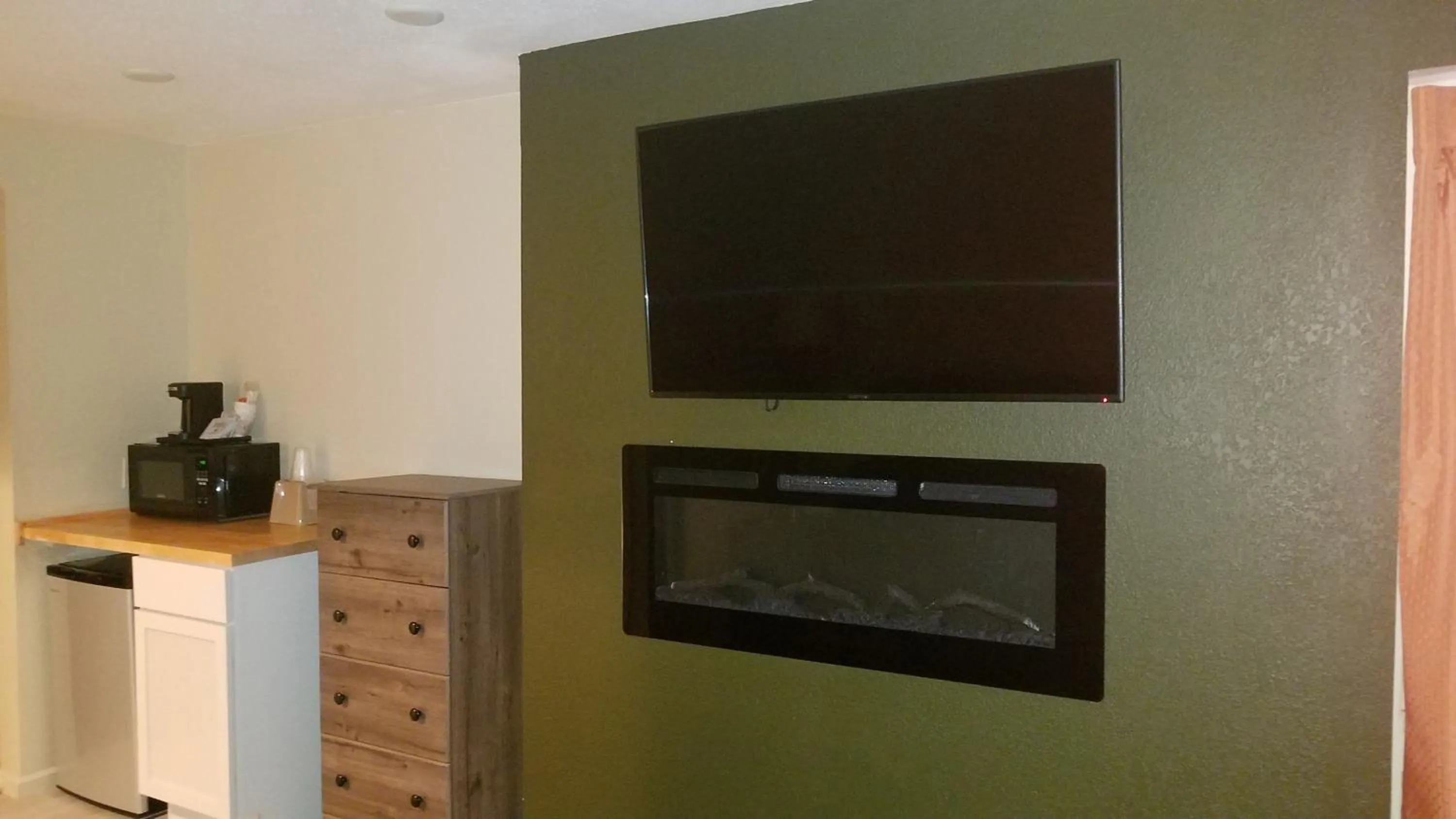 TV and multimedia in Roosevelt Inn Mount Rushmore