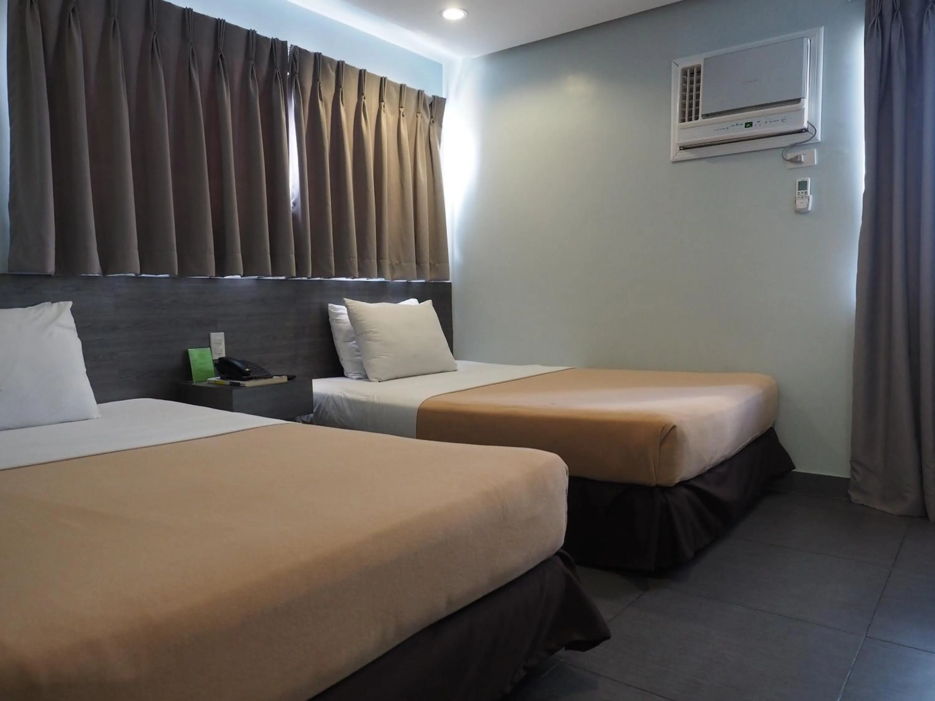 Photo of the whole room, Bed in Cebu R Hotel Mabolo