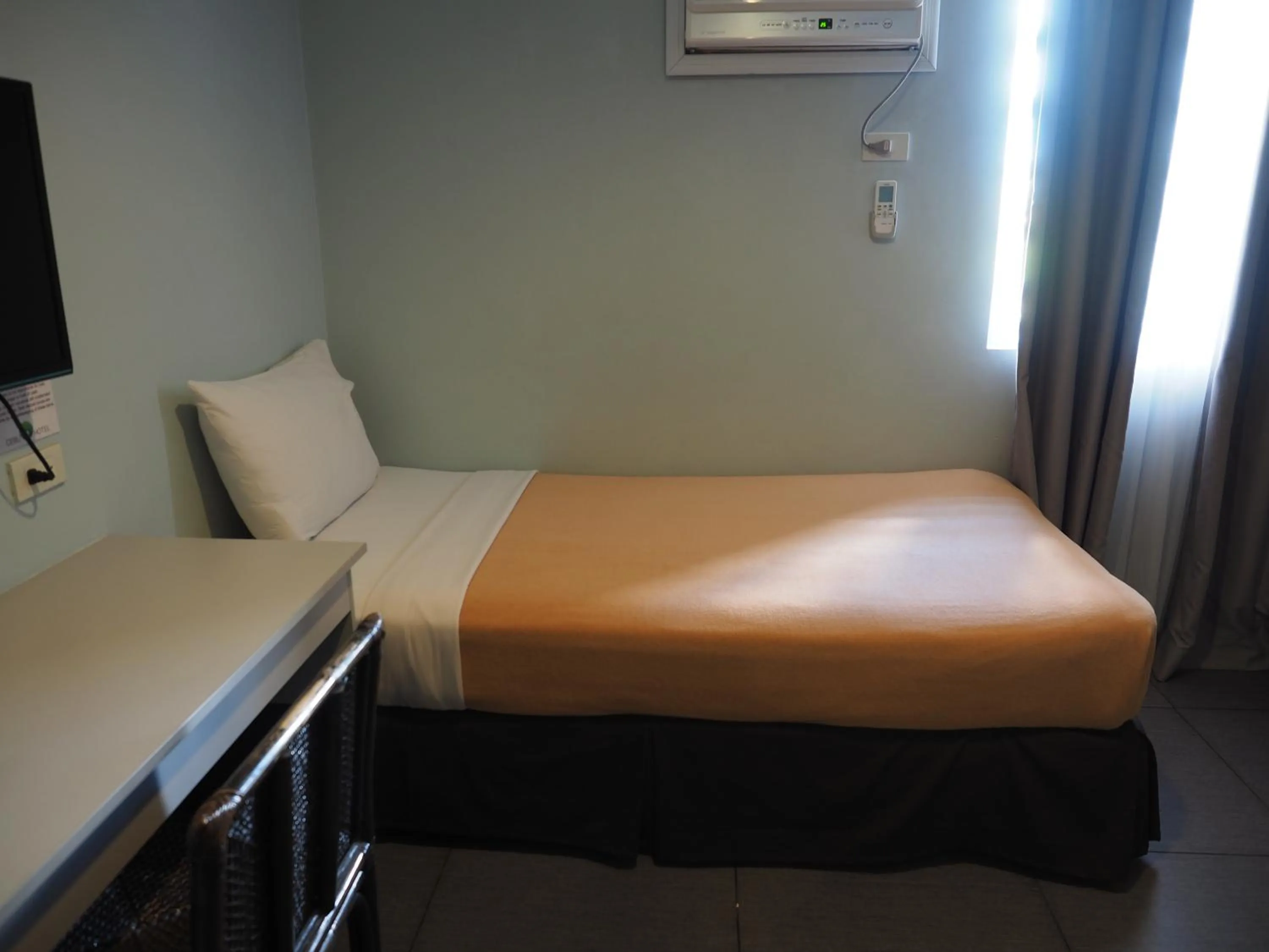 Photo of the whole room, Bed in Cebu R Hotel Mabolo