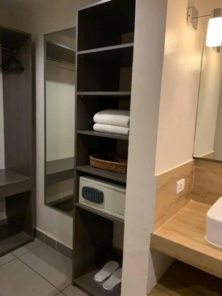 Bathroom, Bed in Cebu R Hotel Mabolo