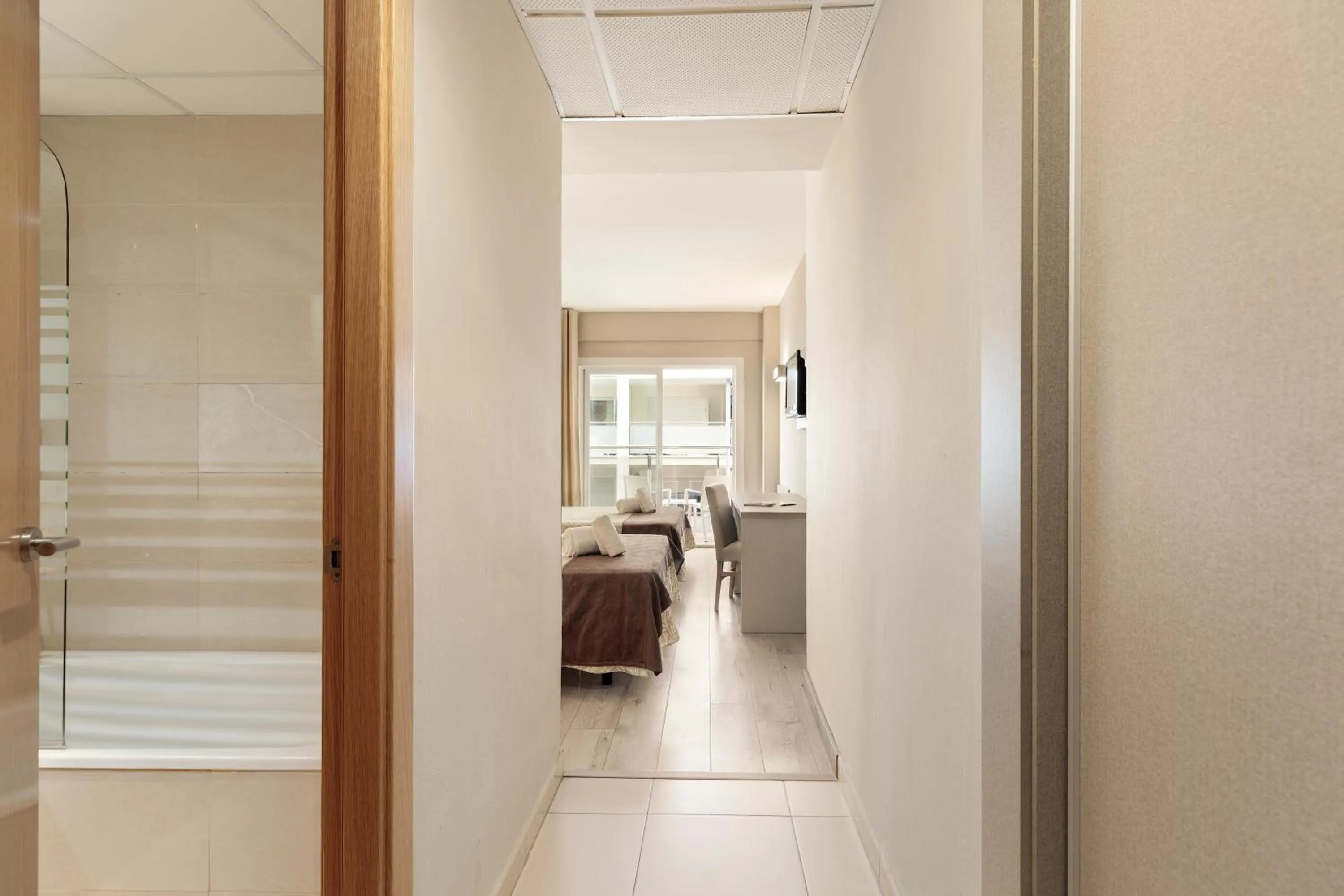 Bathroom, Bed in Hotel Best Cap Salou