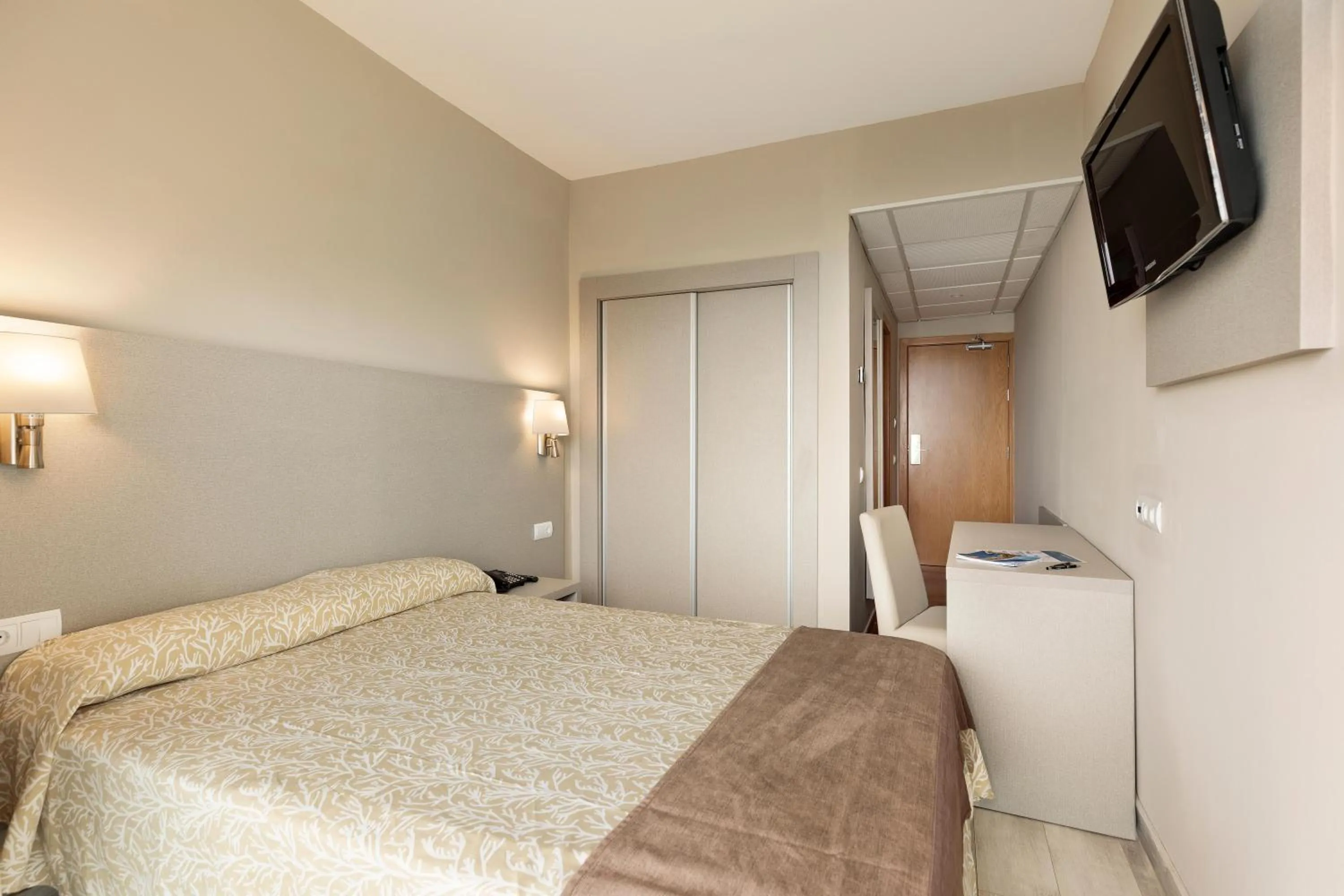 Photo of the whole room, Bed in Hotel Best Cap Salou